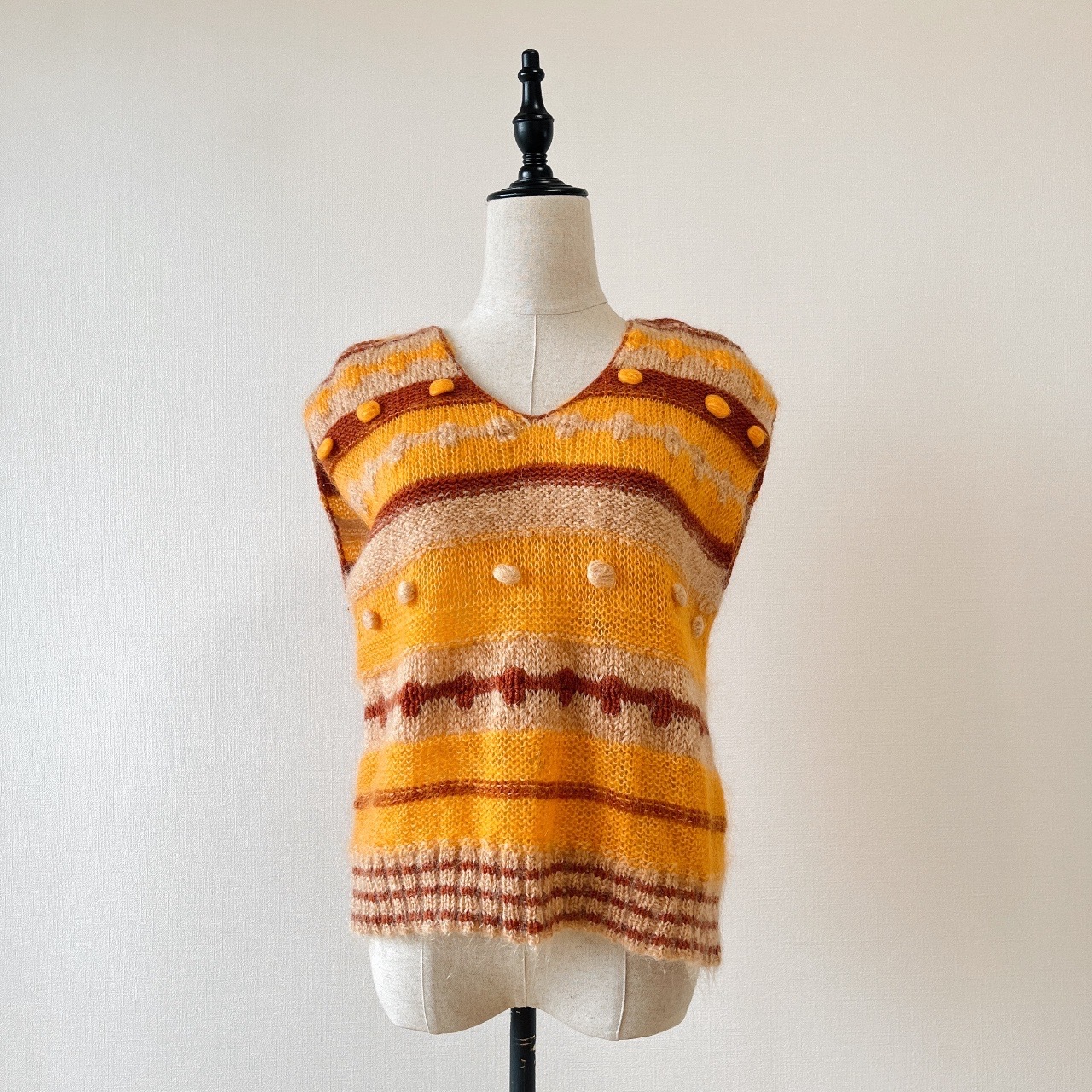 明亮橙色立體毛球背心毛衣