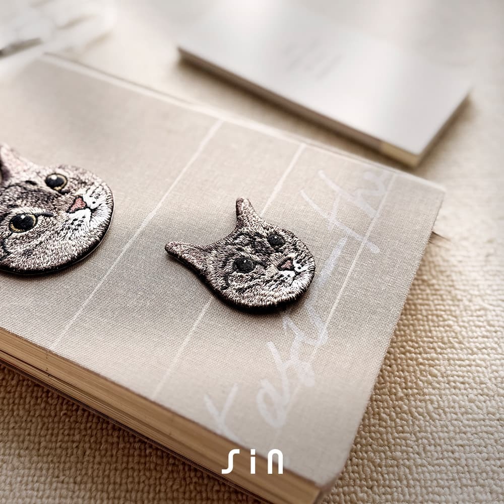 大眼虎斑小喵 Mini 迷你版 貓咪刺繡貼紙｜ Sin意工作室
