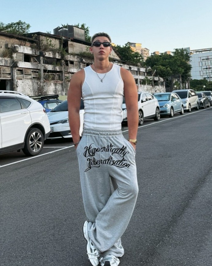 《K》刺繡字鬆弛棉寬褲