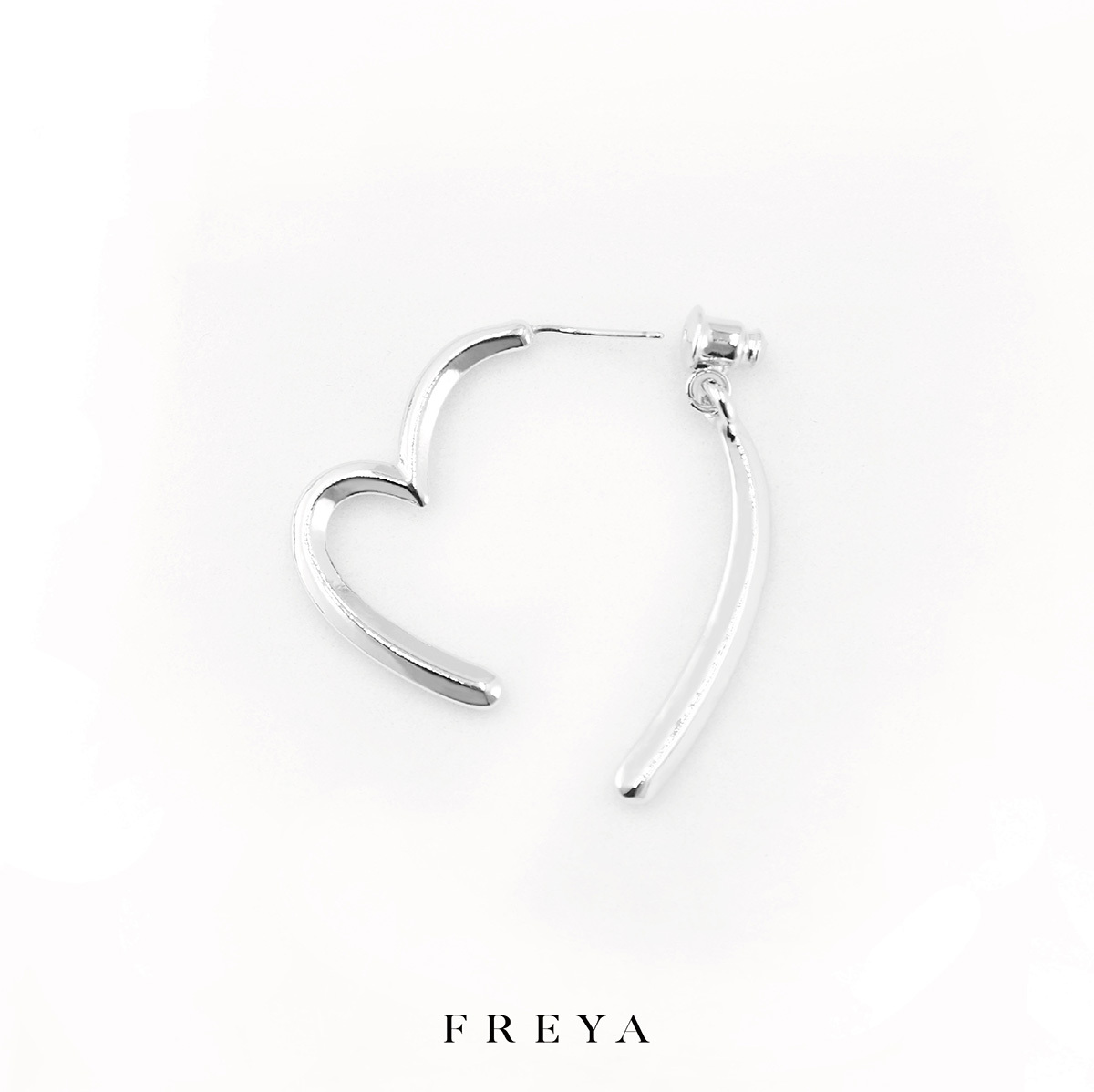 FREYA  交叉愛心耳環