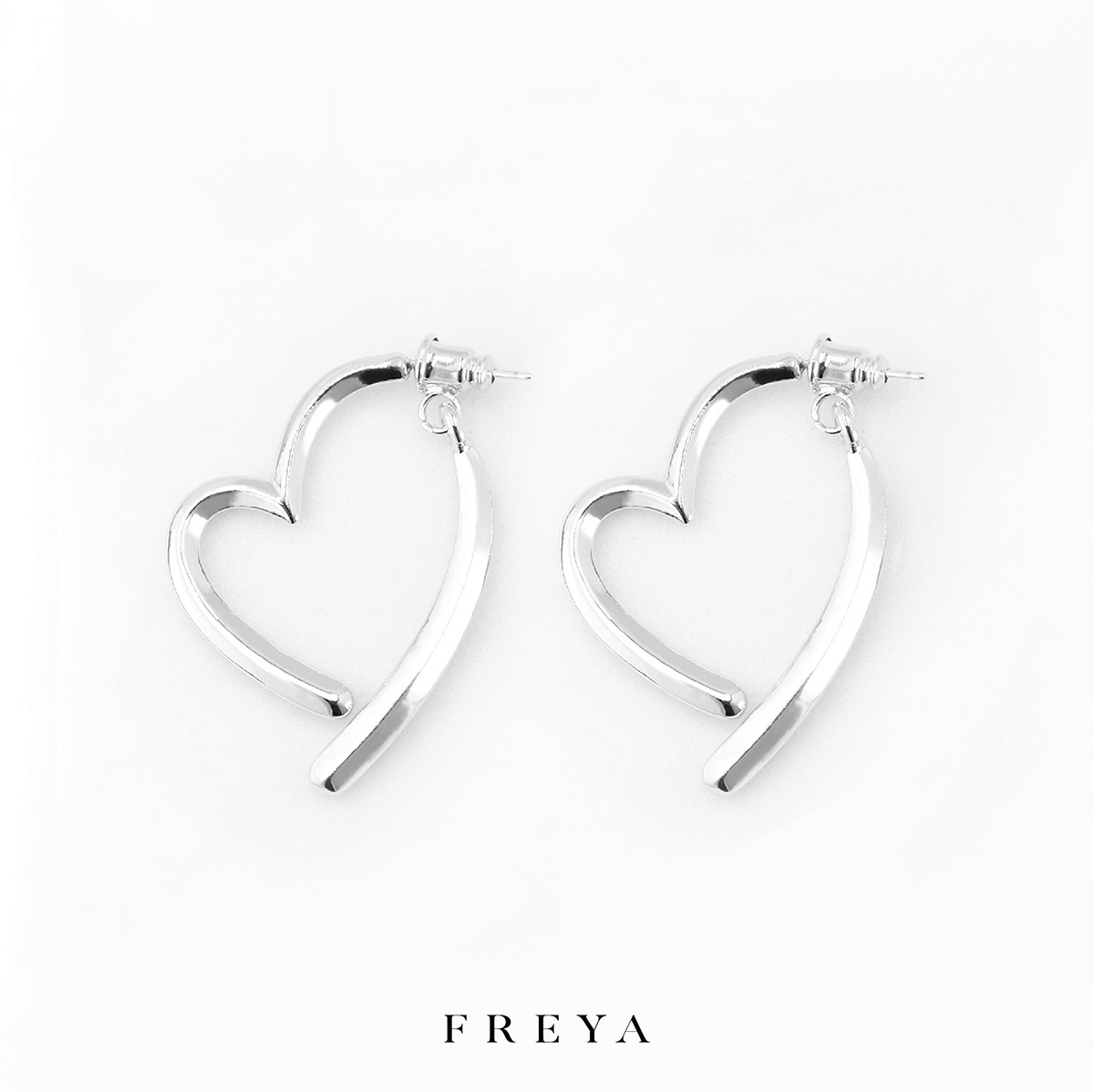 FREYA  交叉愛心耳環