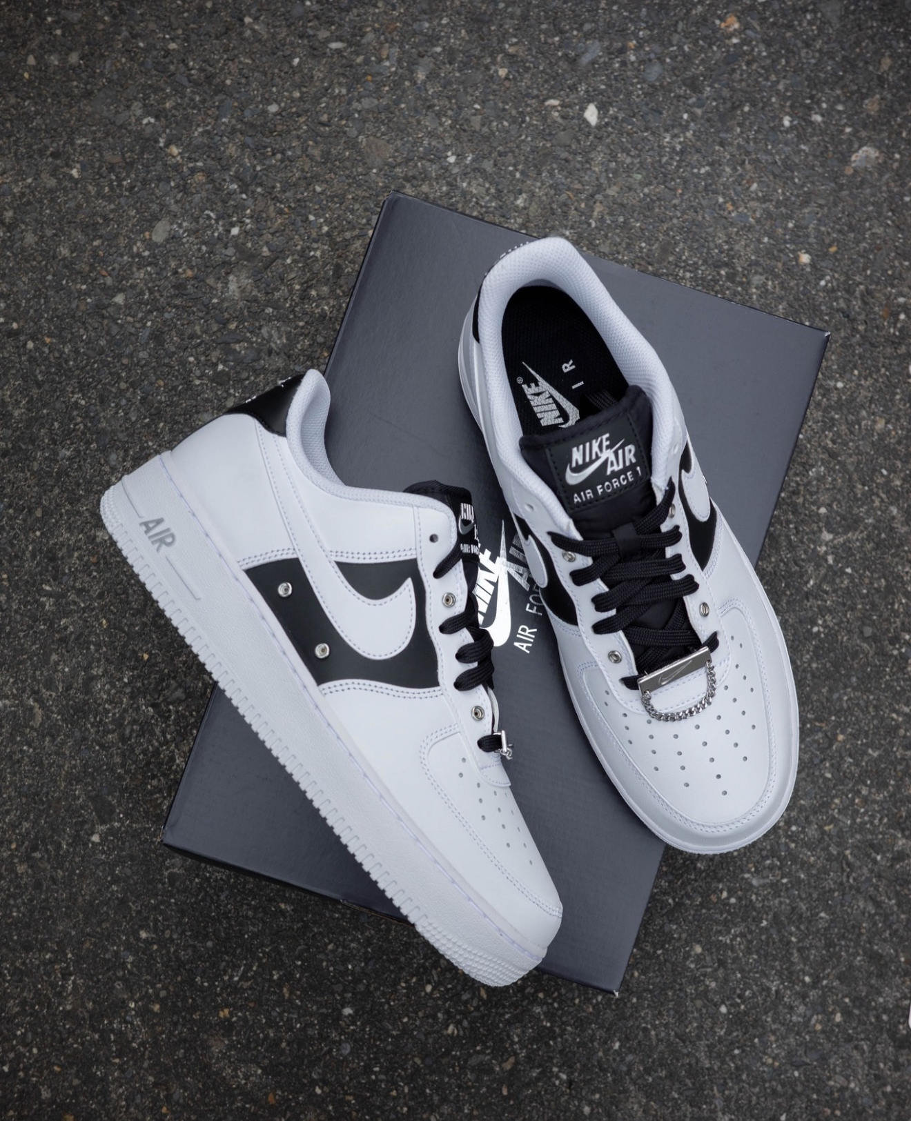 NIKE AIR FORCE 1 '07 PRM 陰陽白黑 銀扣吊飾  小GD ( DA8571-100 )