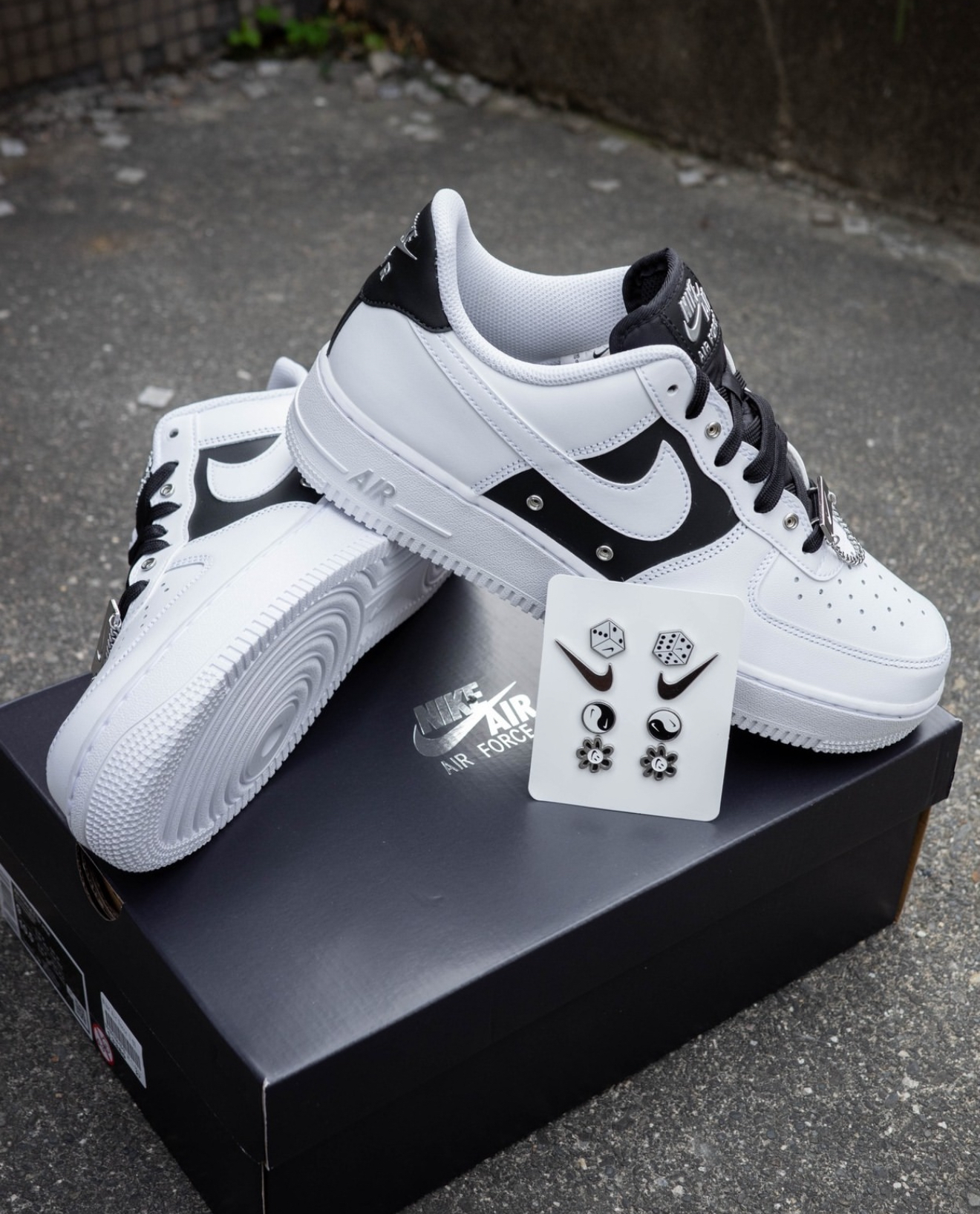 NIKE AIR FORCE 1 '07 PRM 陰陽白黑 銀扣吊飾  小GD ( DA8571-100 )