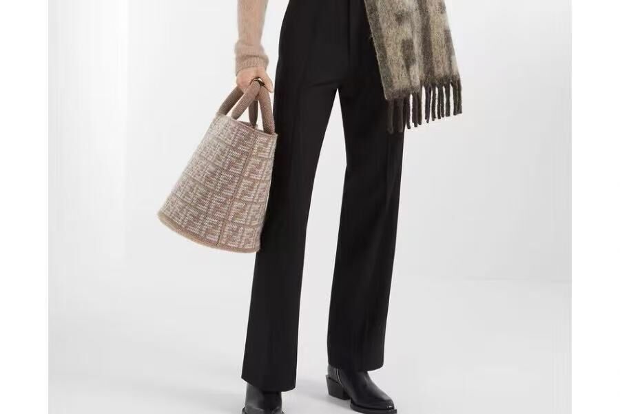 Fendi Monogram Top handle knitted Shopping bag beige