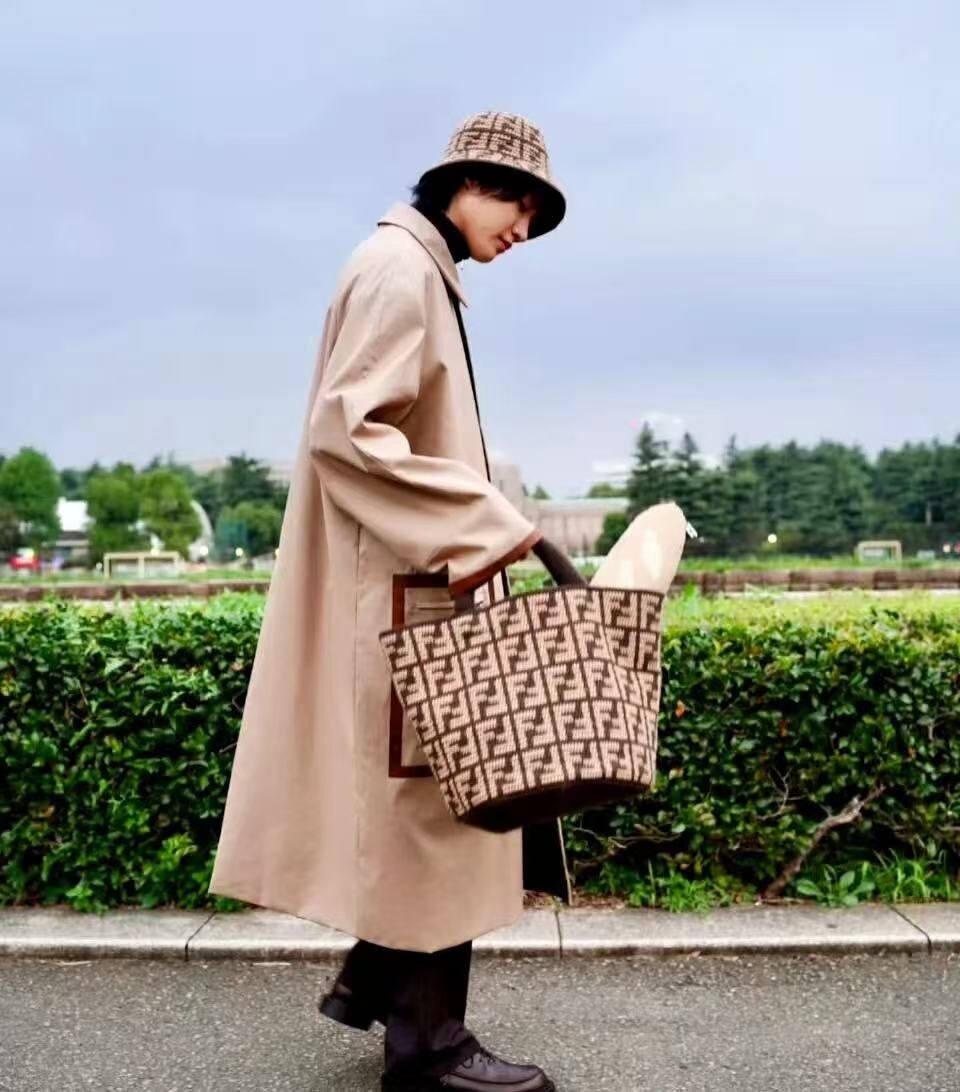 Fendi Monogram Top handle knitted Shopping bag Brown