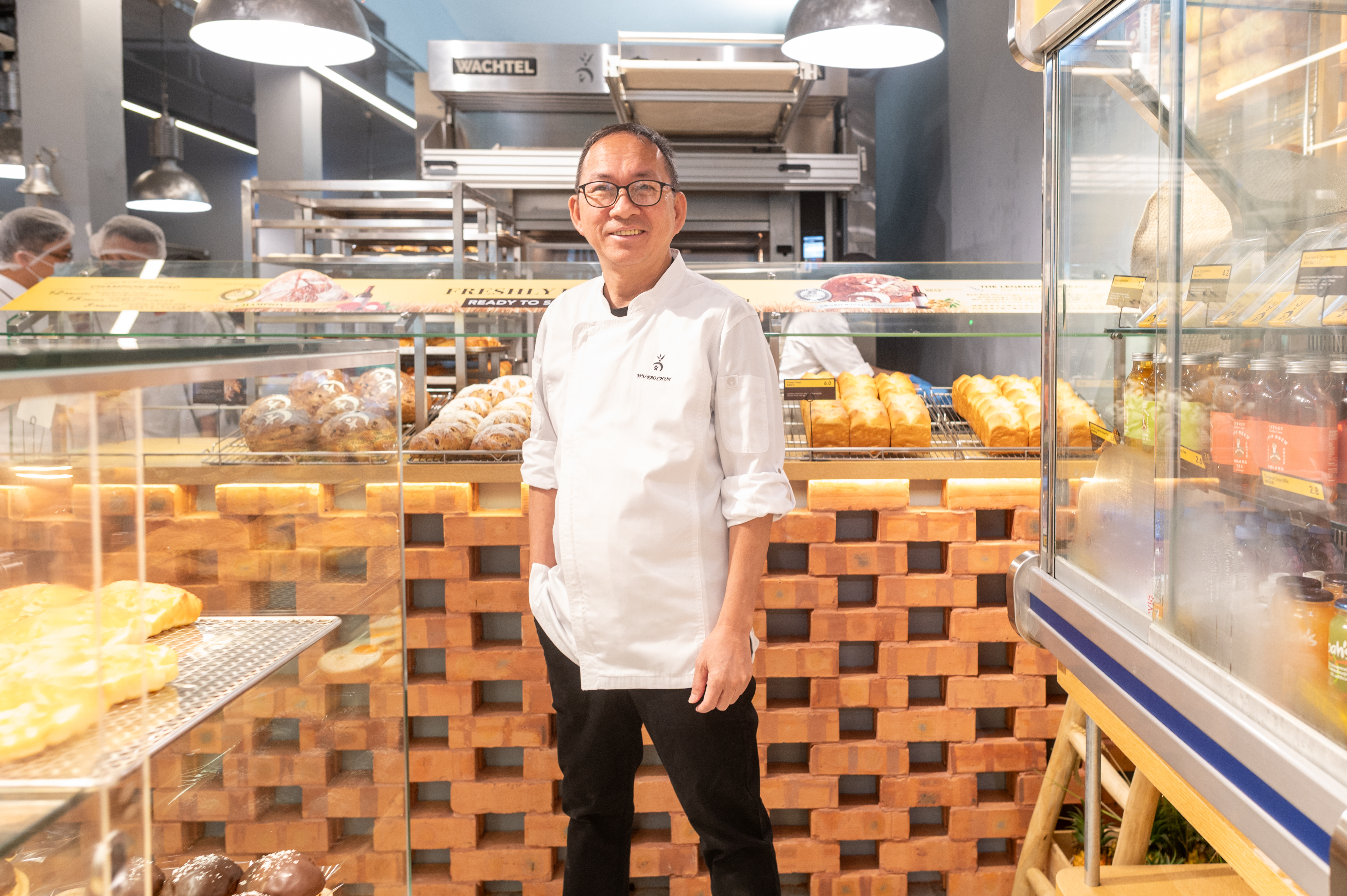 吳寶春師傅在新加坡荷蘭村店內攝影