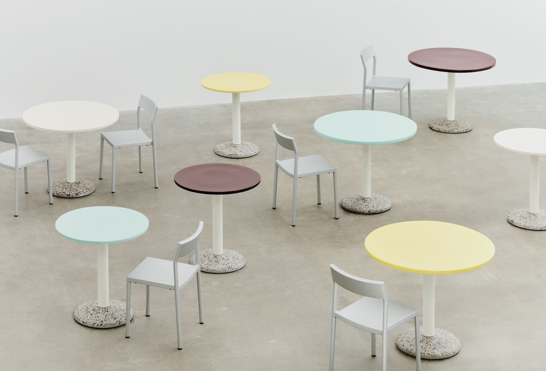 HAY陶瓷戶外桌三材質混搭設計鮮豔色彩選擇適合陽台露台用餐空間