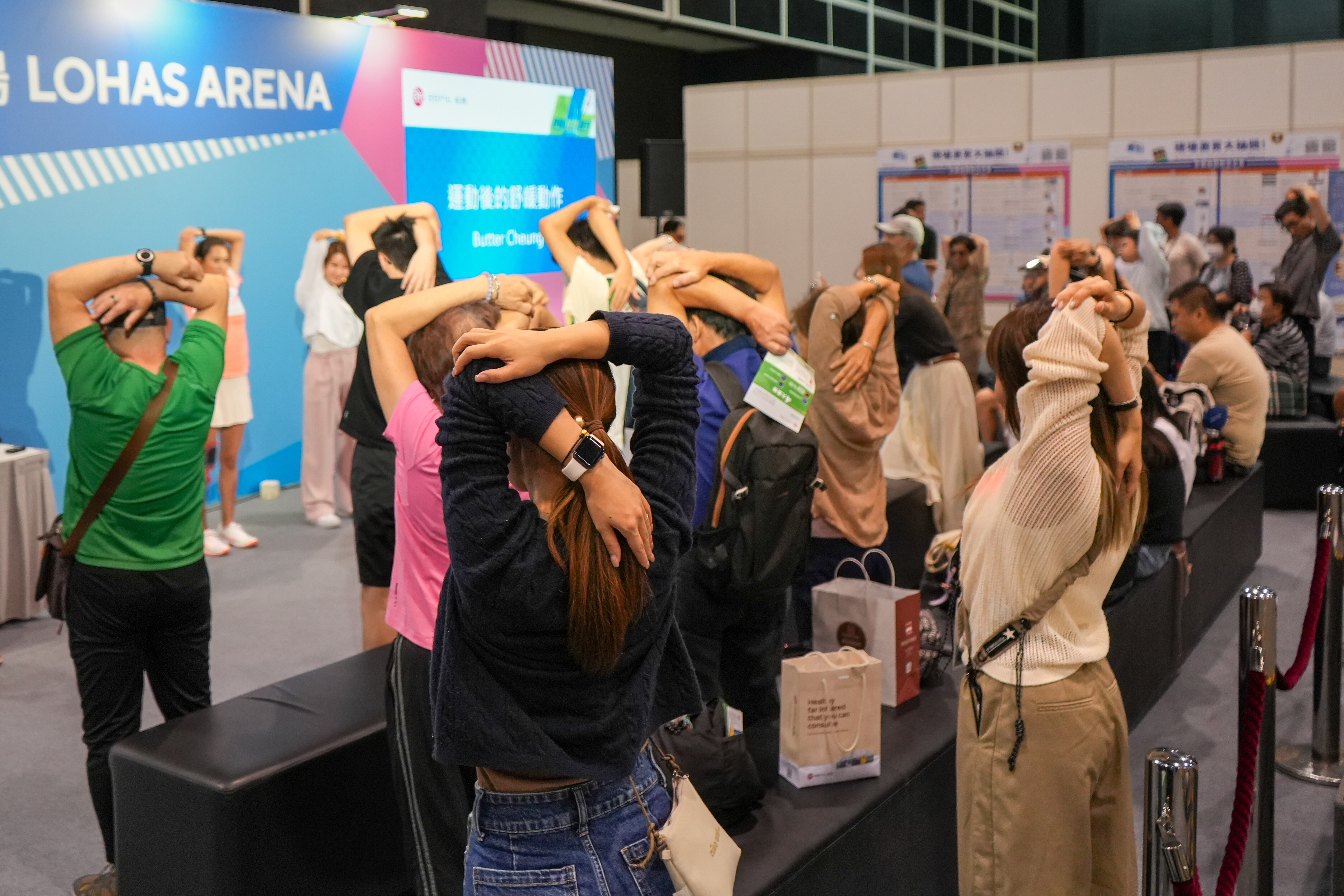 現場觀眾積極跟隨Butter示範，一起參與伸展運動
