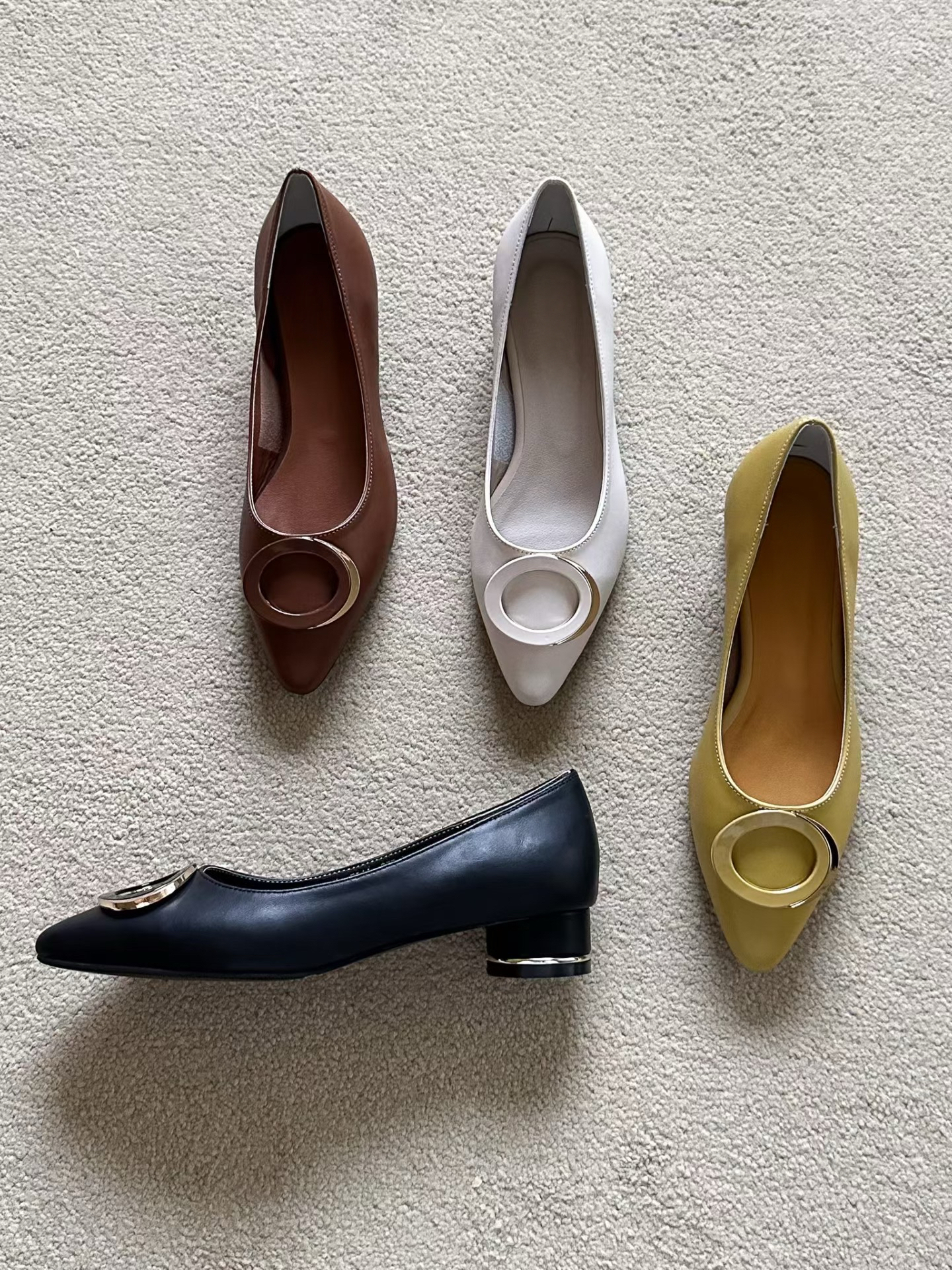 真皮圓環尖頭低跟鞋