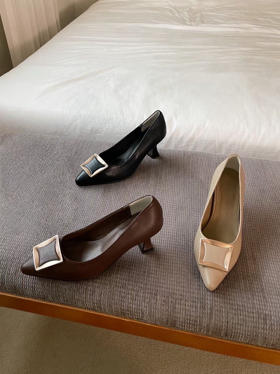 金方塊皮革尖頭跟鞋