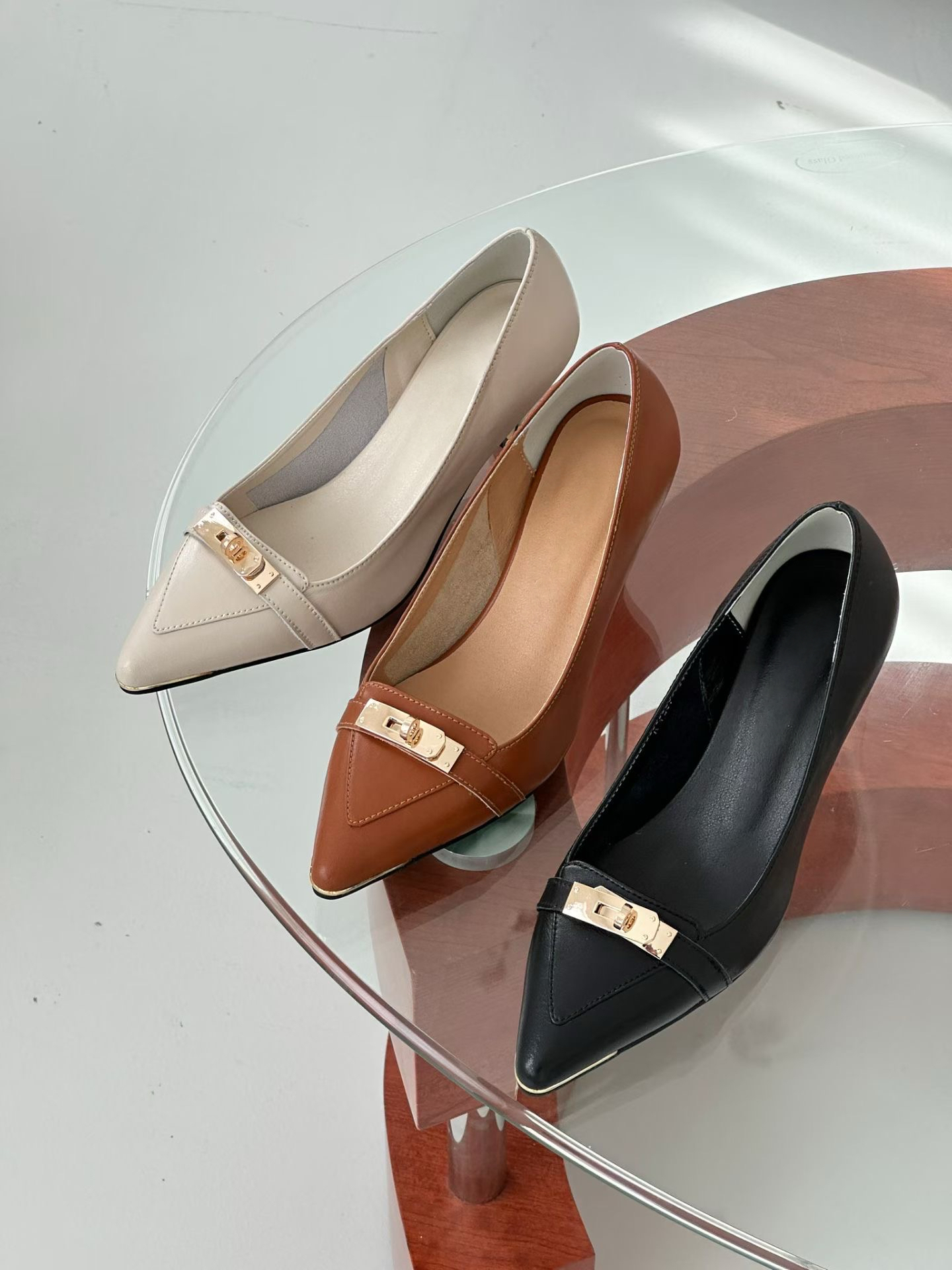 (輕奢高雅)金鎖尖頭高跟鞋