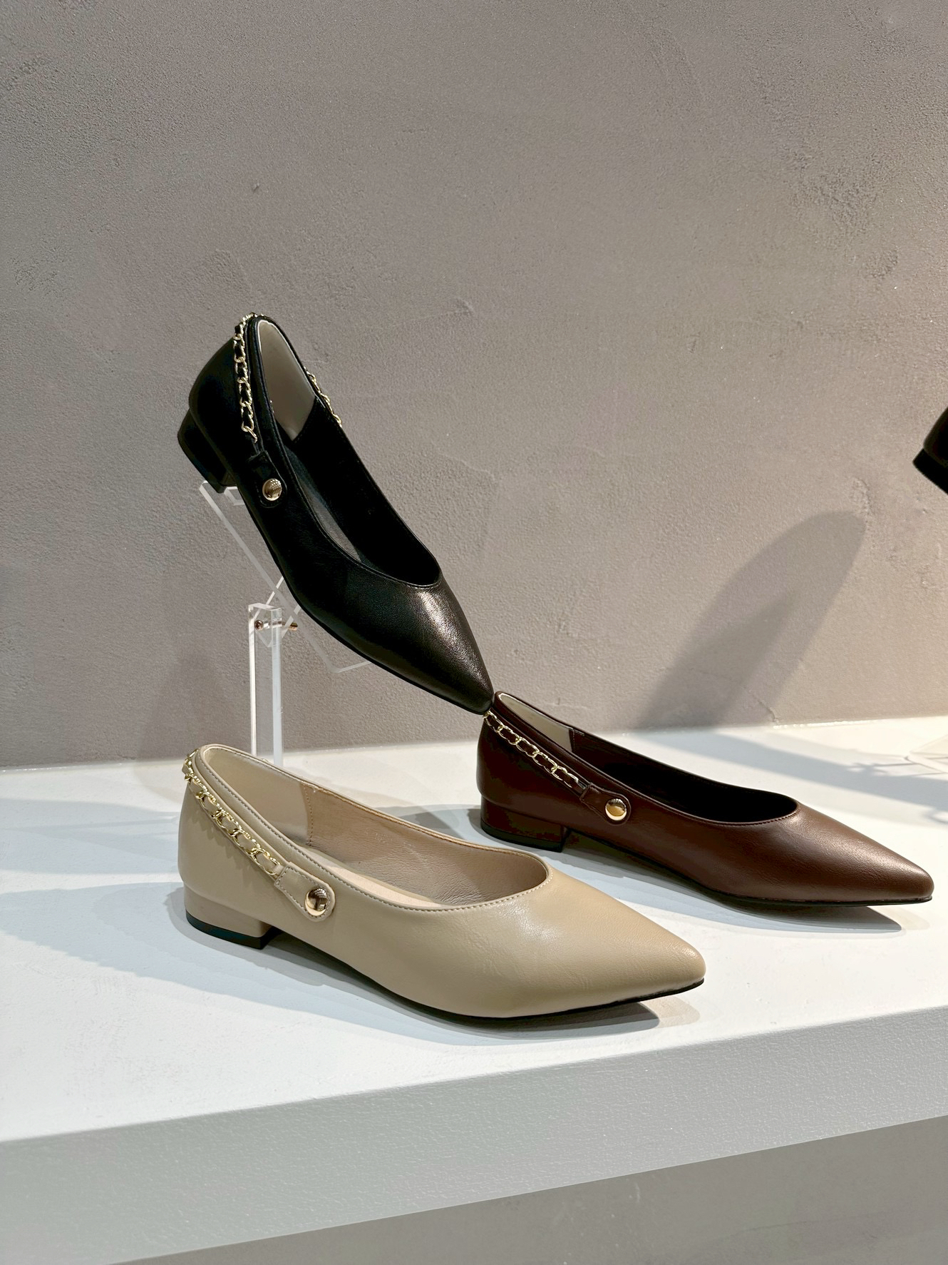 尖頭後跟鏈條平底鞋