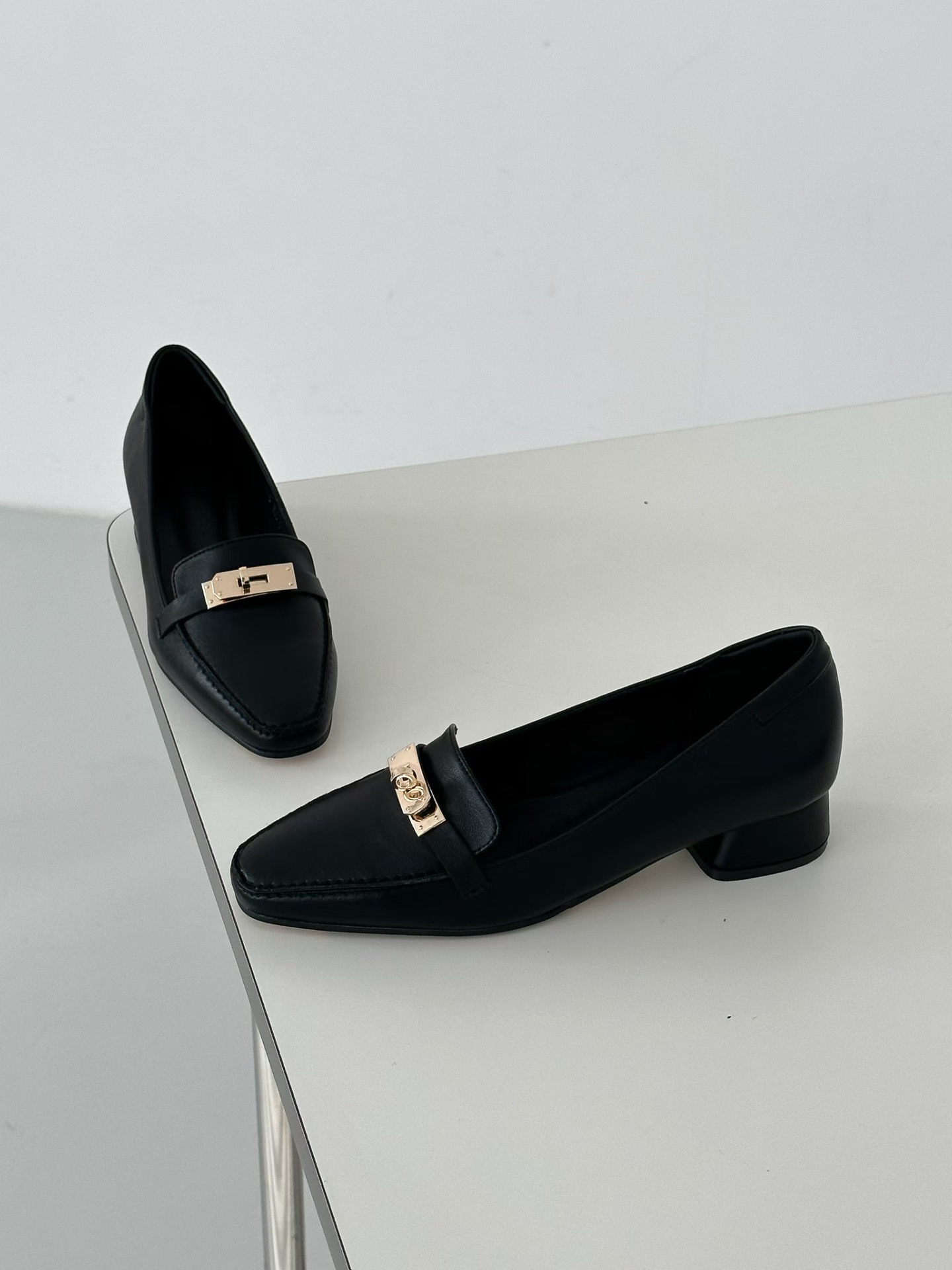 金鎖頭皮革低跟鞋