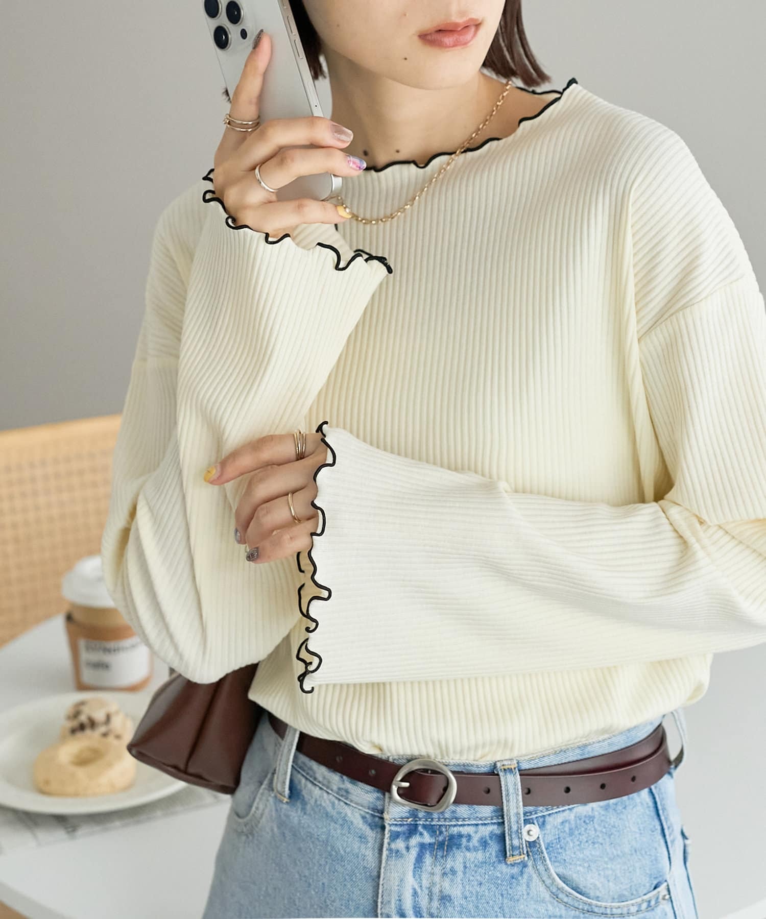 DISCOAT(ディスコート)  【新色追加!/22色展開】リブメローフレアスリーブ《WEB限定》白色黑邊（DCZ1041106A0017）