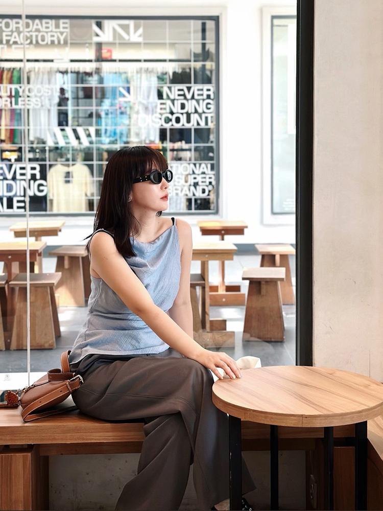 OH!HER 亮澤後簍空造型背心(56%天絲)