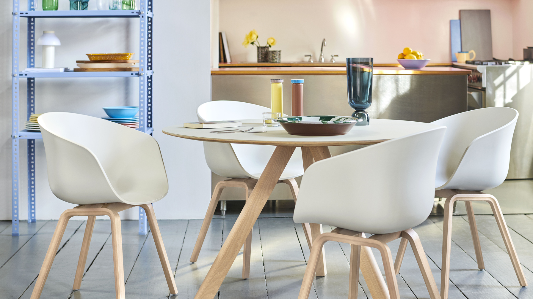 CPH 20 圓形餐桌，採用實心橡木桌腳與橡木貼皮桌面