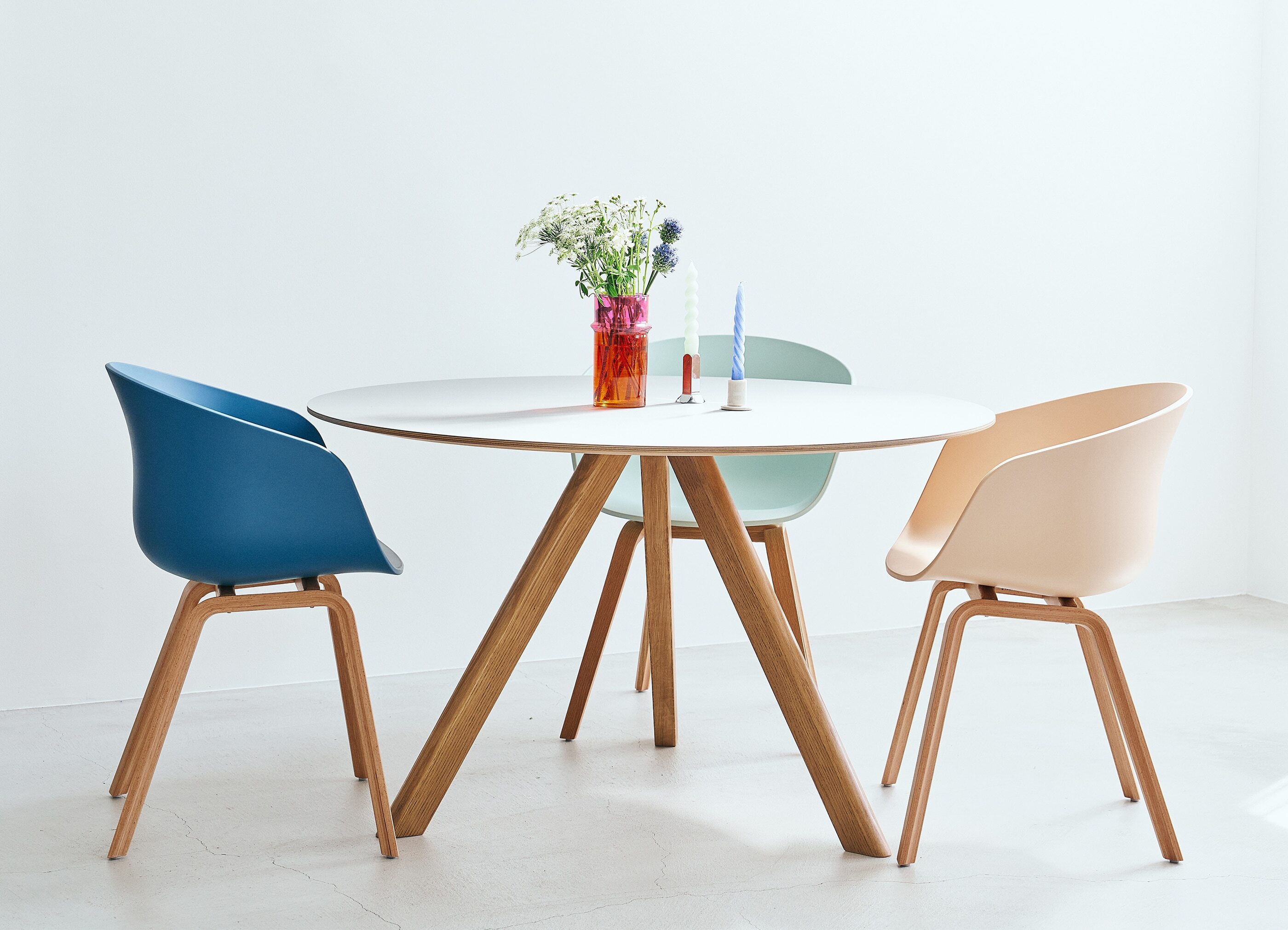 CPH 20 圓形餐桌，採用實心橡木桌腳與橡木貼皮桌面