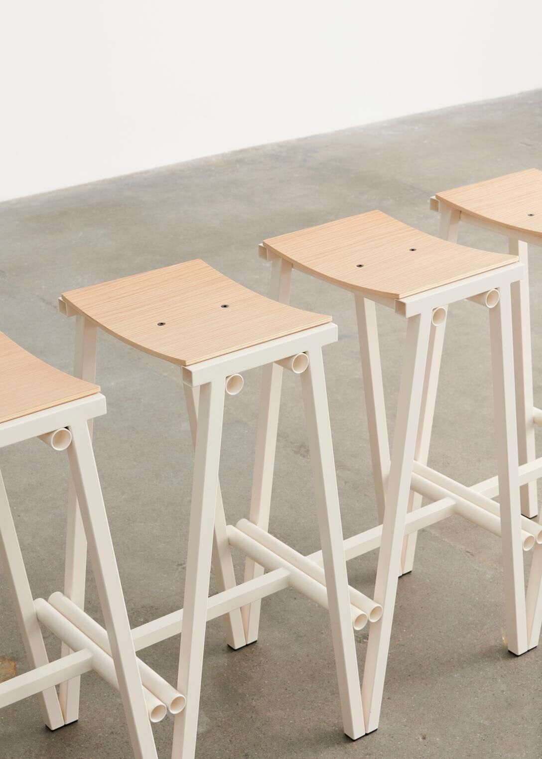 TABURETE 8 高腳椅，舒適座感與耐用結構，適合居家與商用空間