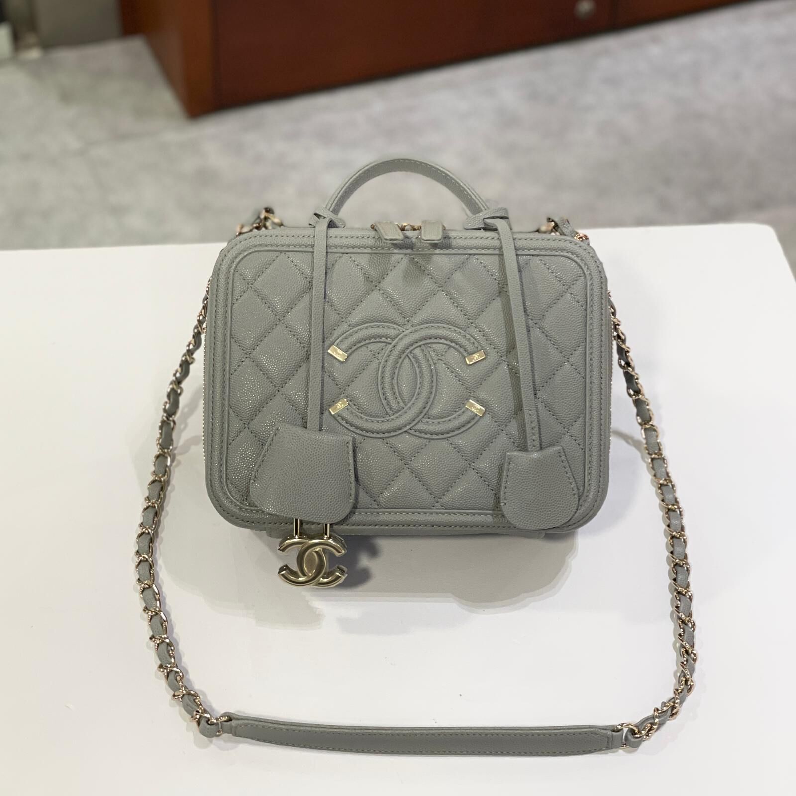 本週特價!!! 全新 CHANEL化妝袋 A93343 淺灰色荔枝皮淡金 Vanity Case 21cm #兩年免費保養 #BRAND NEW #香榭站正品