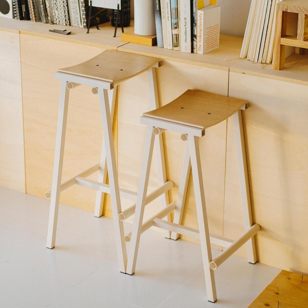 Taburete 8 Bar Stool / 八研高腳椅