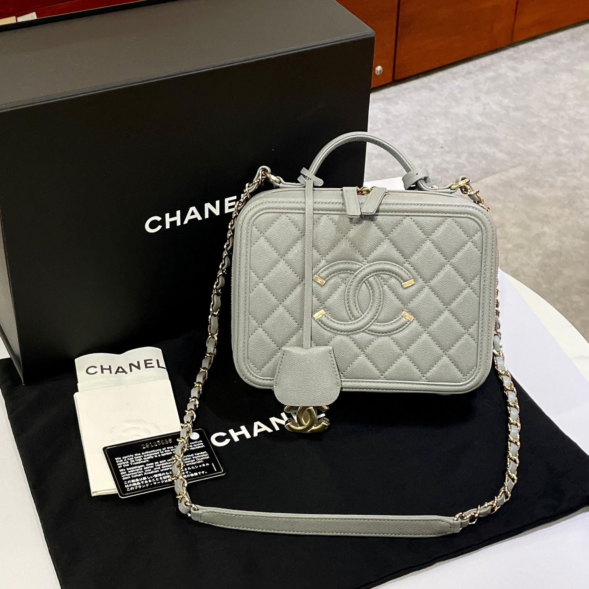 本週特價!!! 全新 CHANEL化妝袋 A93343 淺灰色荔枝皮淡金 Vanity Case 21cm #兩年免費保養 #BRAND NEW #香榭站正品