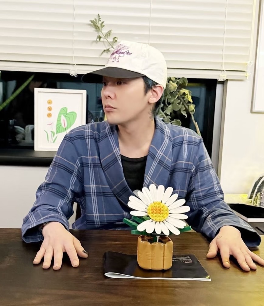 【Luxury】GD粉必收！權志龍 GD G-DRAGON × OXFORD BLOCK 818 BLOOM 聯名 限量積木 雛菊樂高 拼圖 藝術級收藏登場！