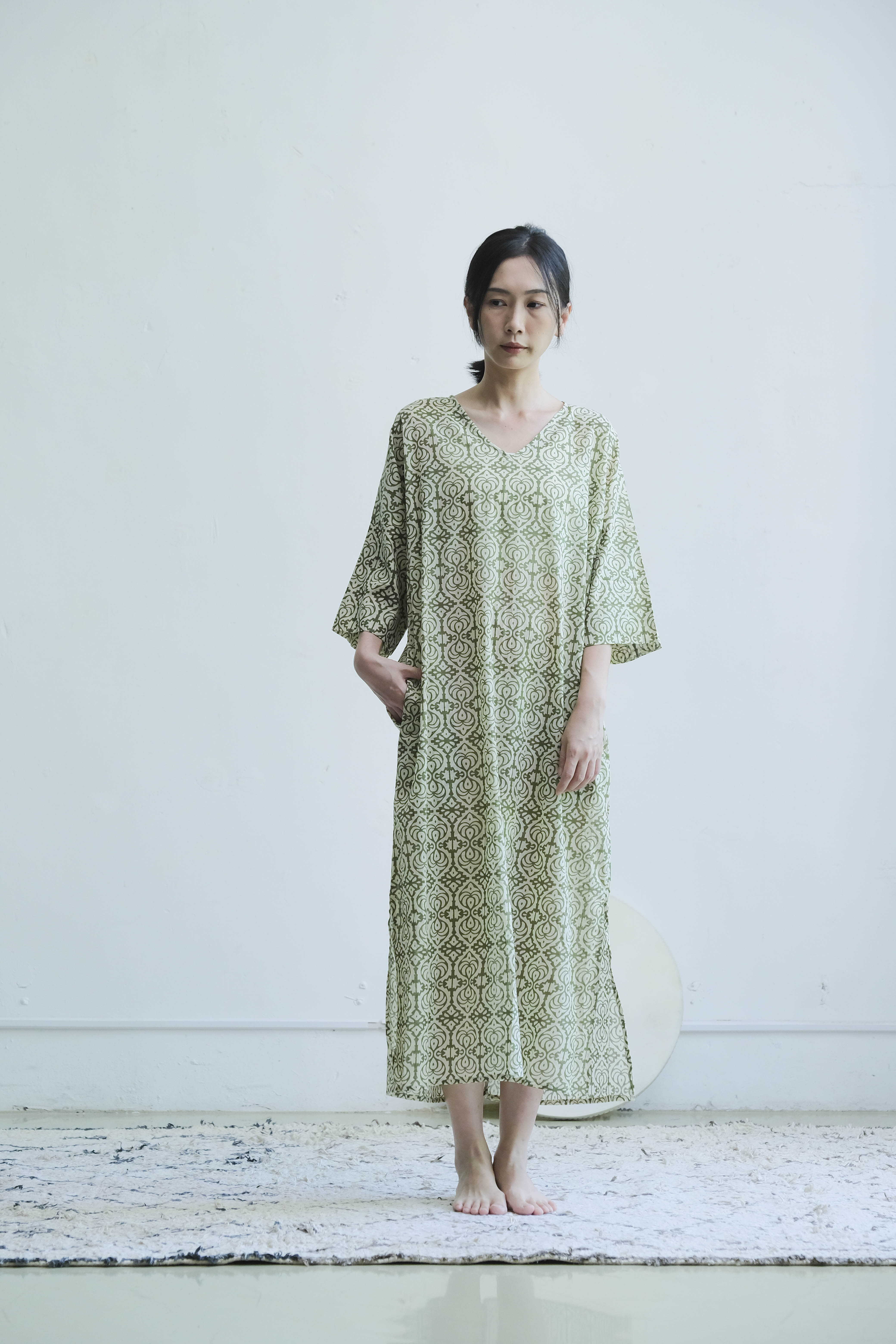 V領口袋長洋裝 / 巴里紗 蓋染綠圖騰