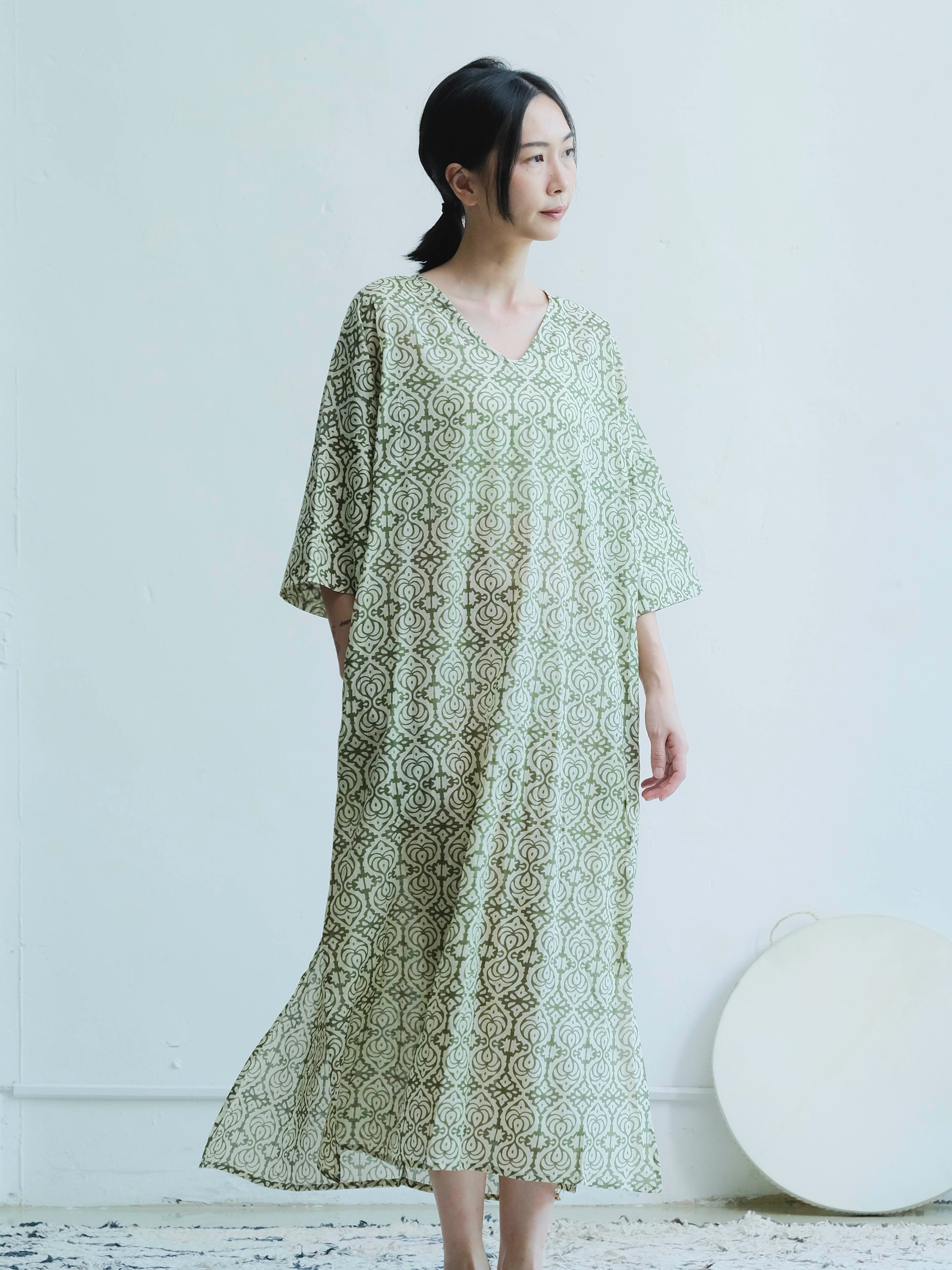 V領口袋長洋裝 / 巴里紗 蓋染綠圖騰