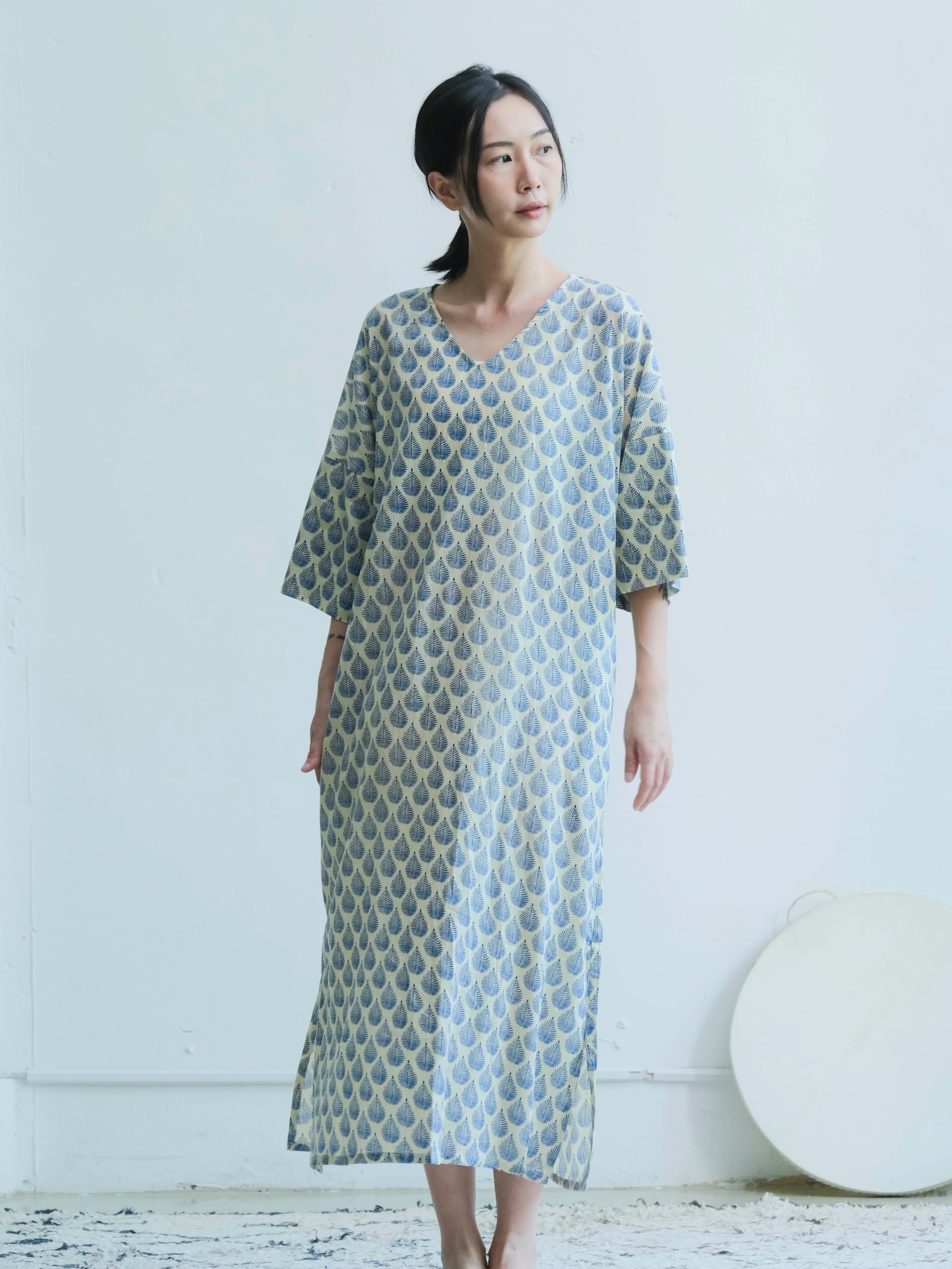 V領口袋長洋裝 / 巴里紗 蓋染藍羽