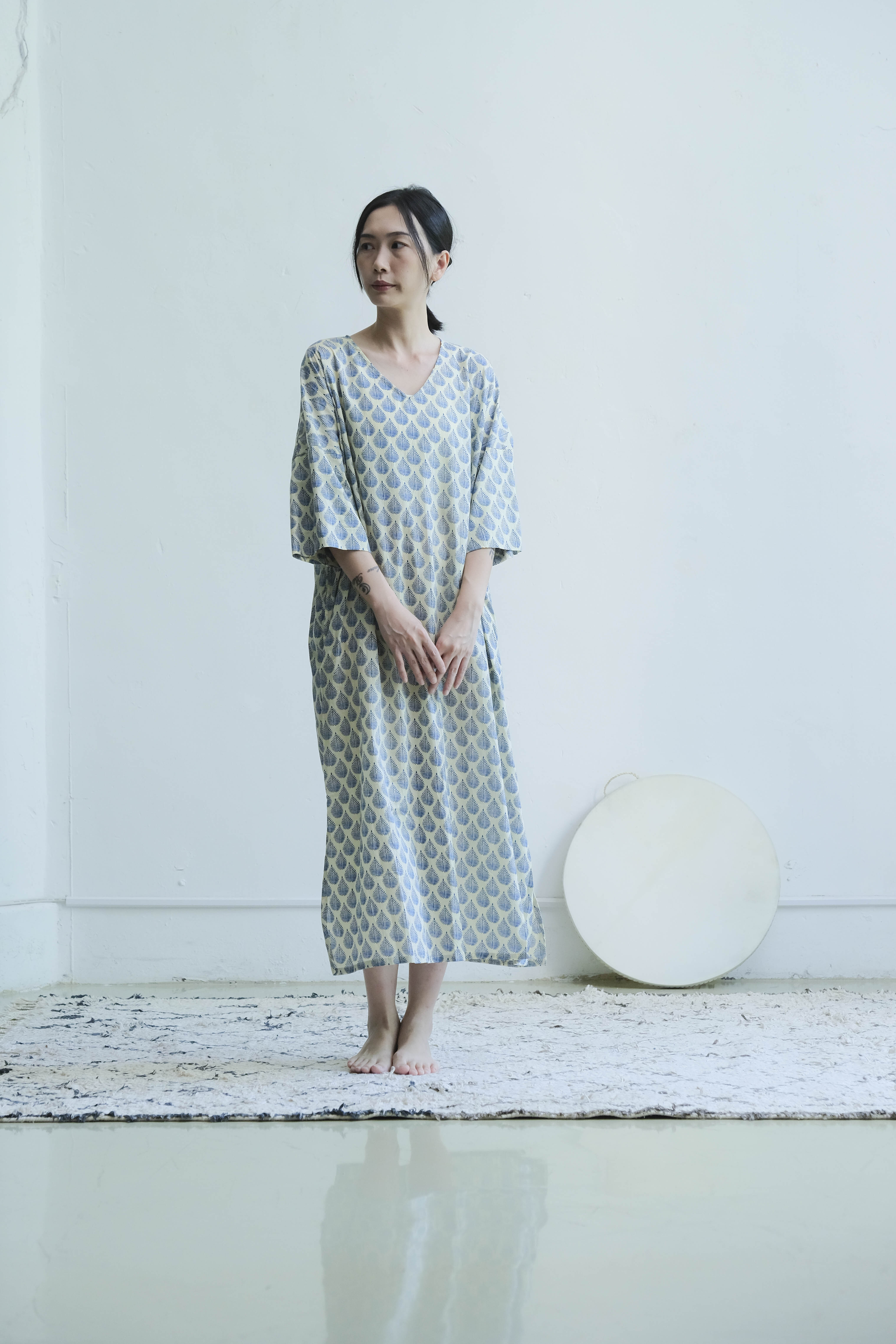 V領口袋長洋裝 / 巴里紗 蓋染藍羽