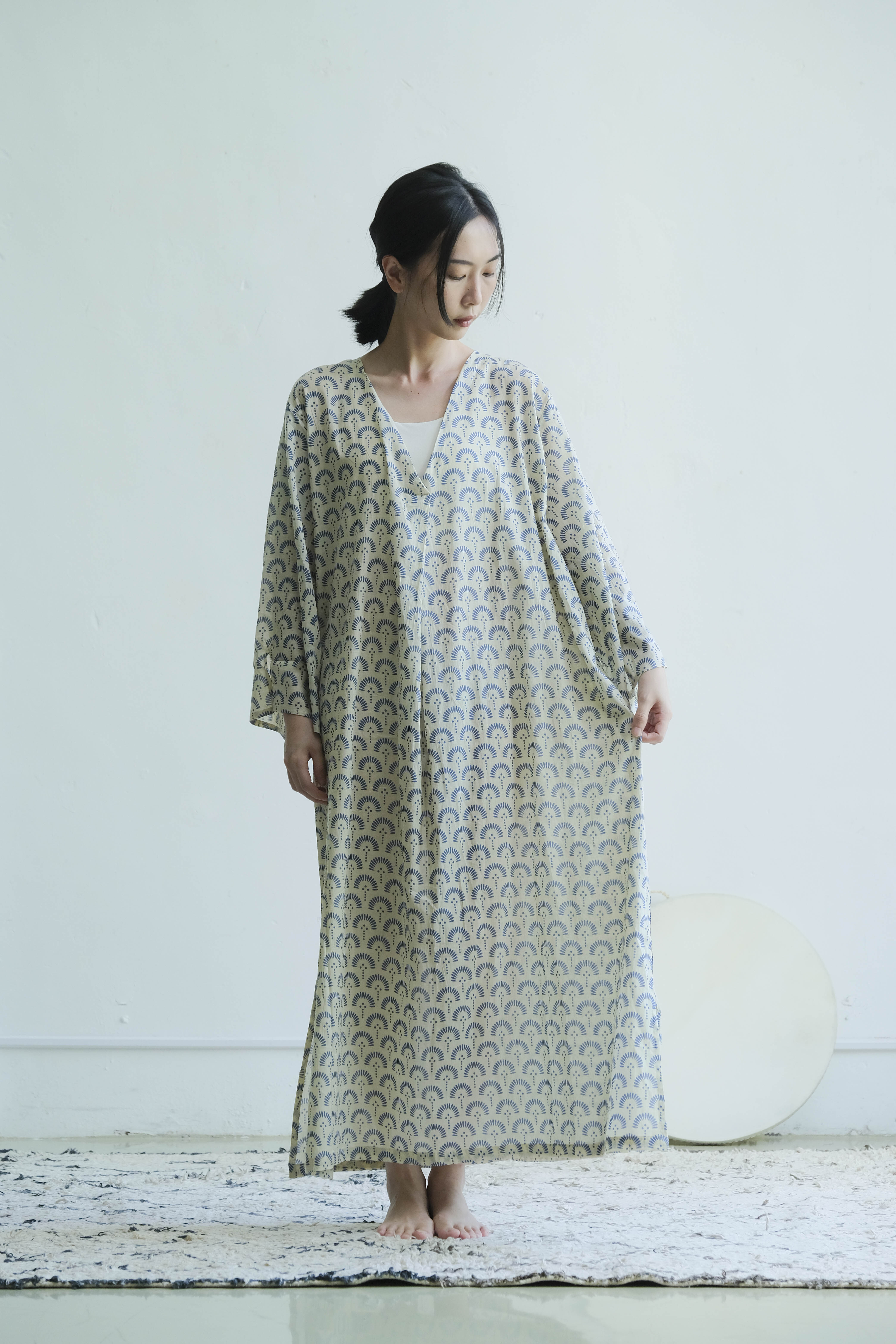 大V領開衩寬袖罩衫洋裝 / 巴里紗 蓋染海葵