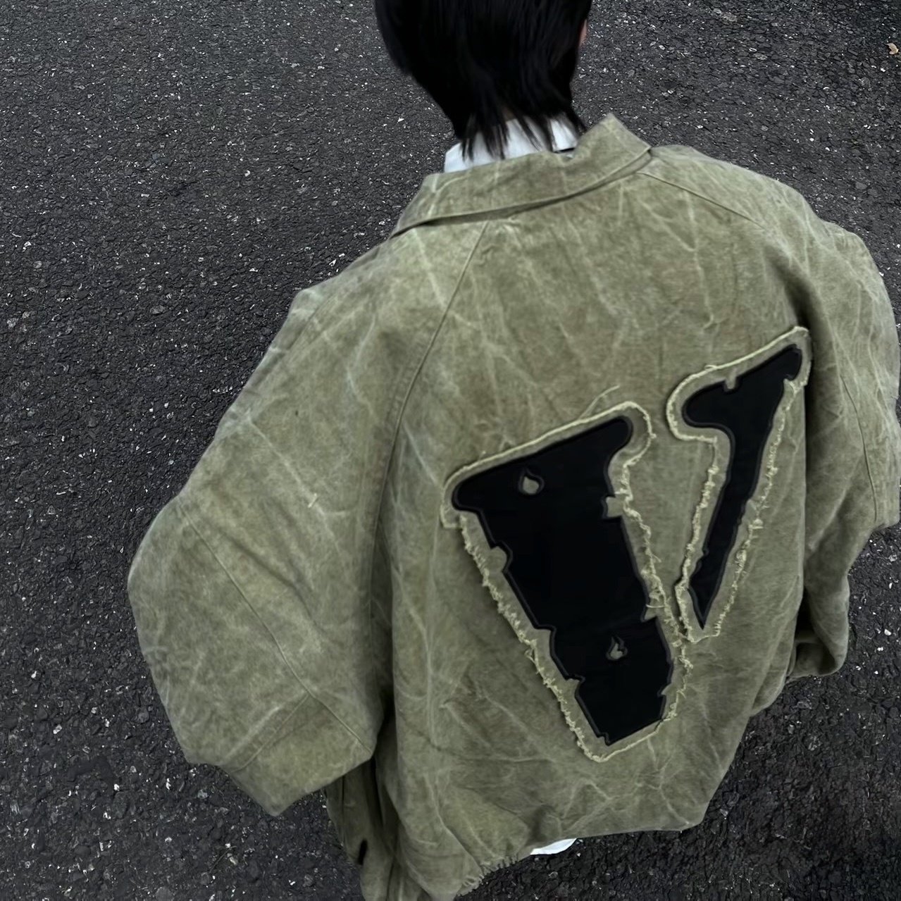 VLone 復古水洗 仿舊 大logo 大V 胸前歌德字體 飛行外套 夾克 深灰色 / 軍綠色