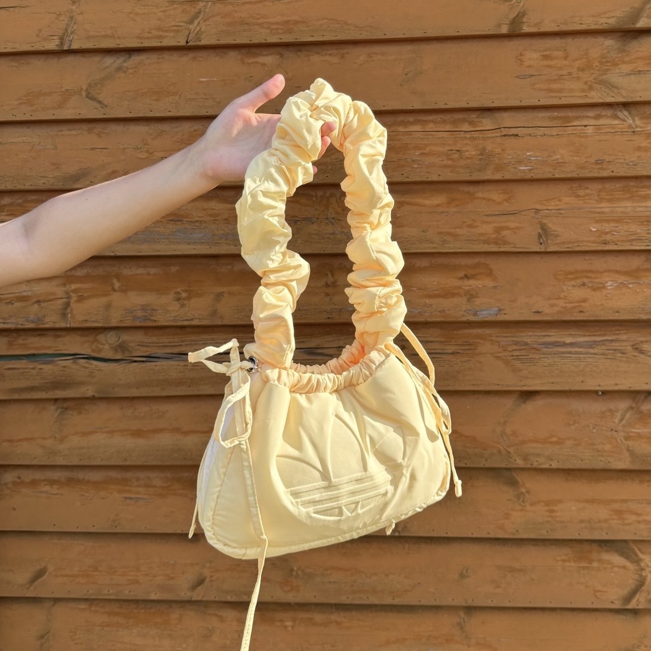 ADIDAS 奶黃色 雲朵包 抽繩皺摺 荷葉邊設計 單肩 愛迪達 KF2519