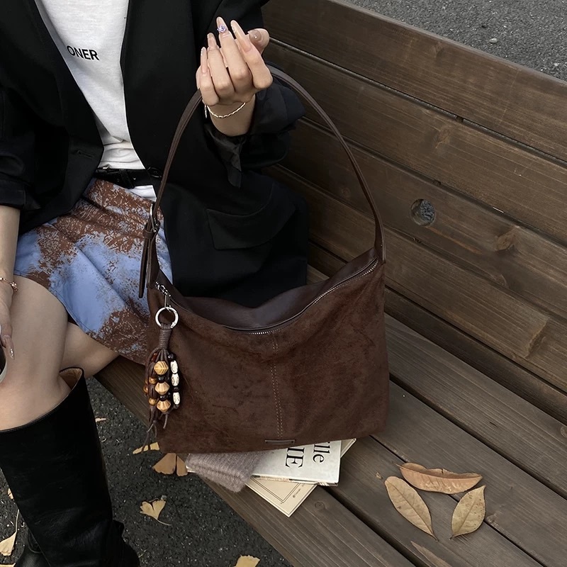 小標籤拼接皮革麂皮兩用腋下包/