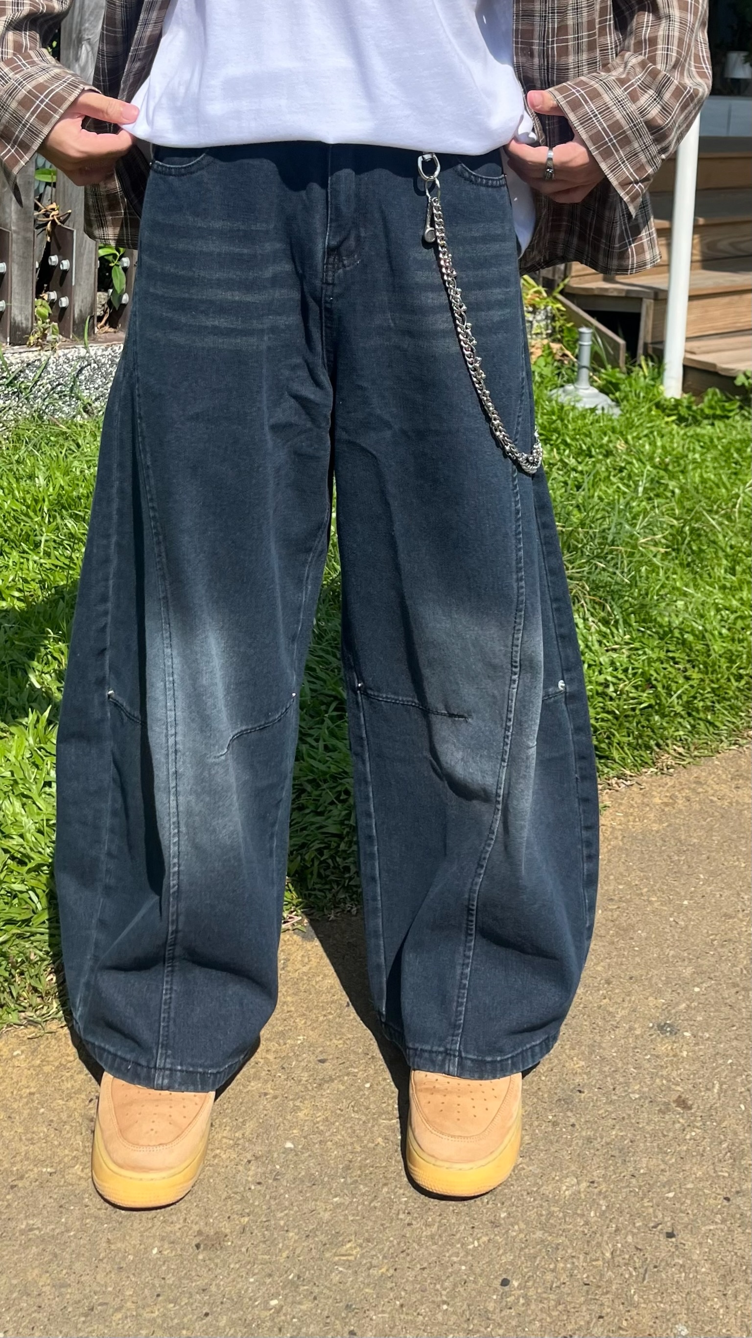 靛藍鉚釘微彎刀牛仔寬褲