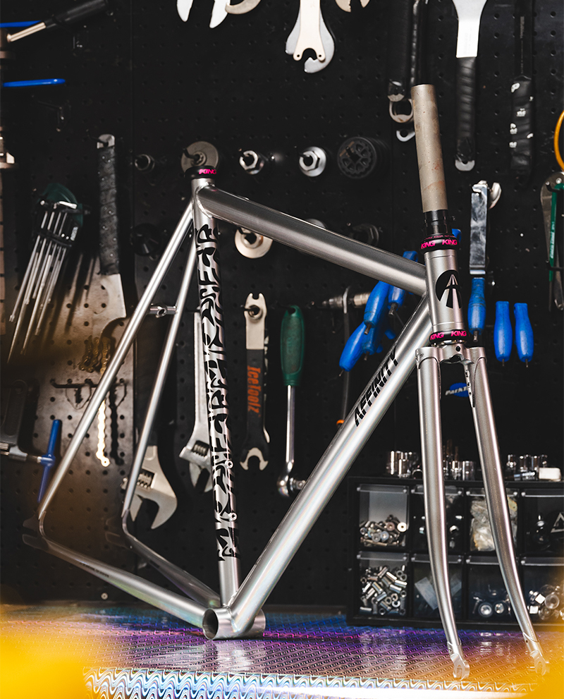 Affinity x Faithgear Lo Pro 聯名限量 車架組 - Holo Silver