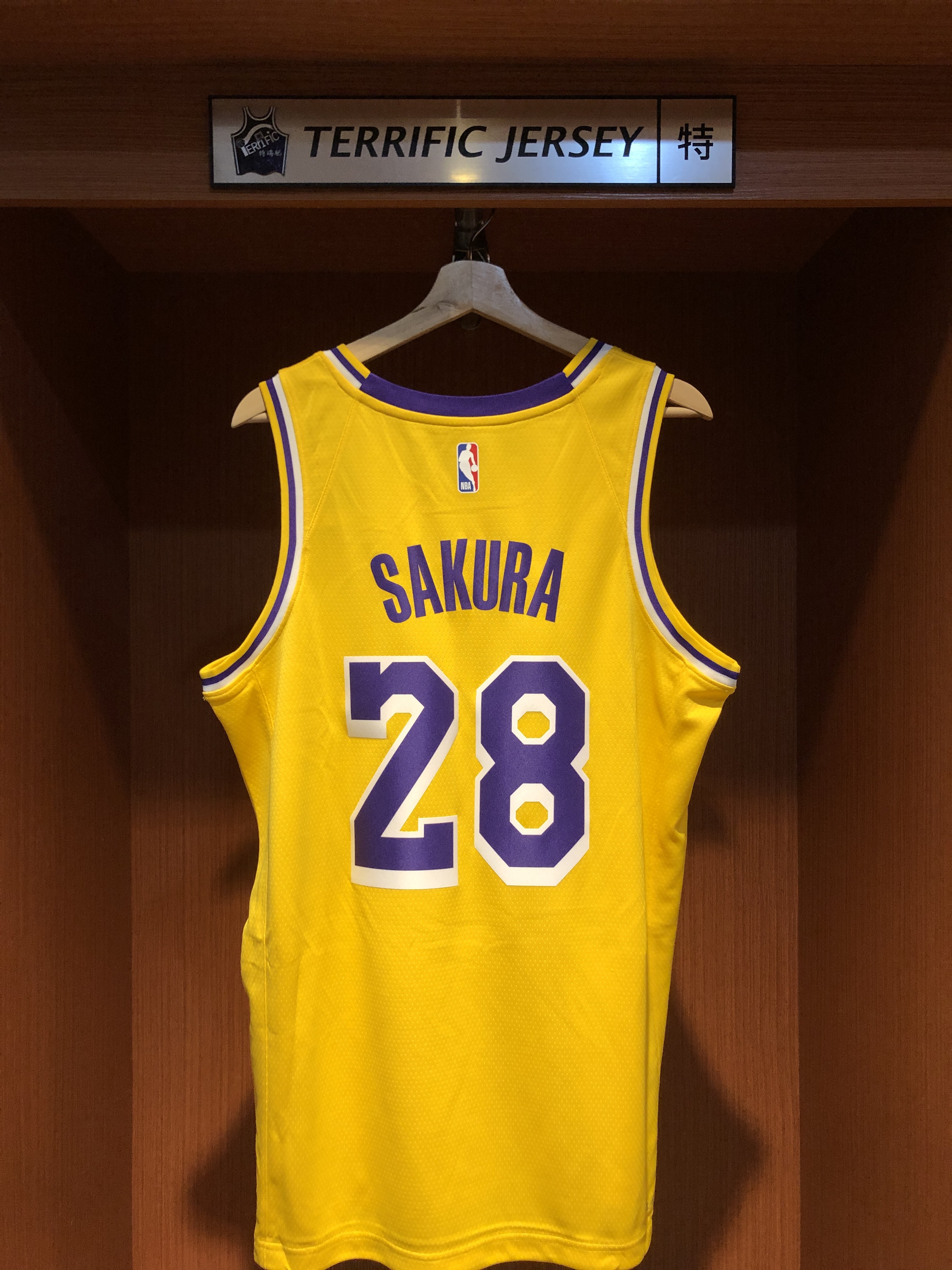 NBA球衣 Sakura #28 LE SSERAFIM 洛杉磯湖人黃 Icon Nike Swingman 球迷版 熱轉印 全新