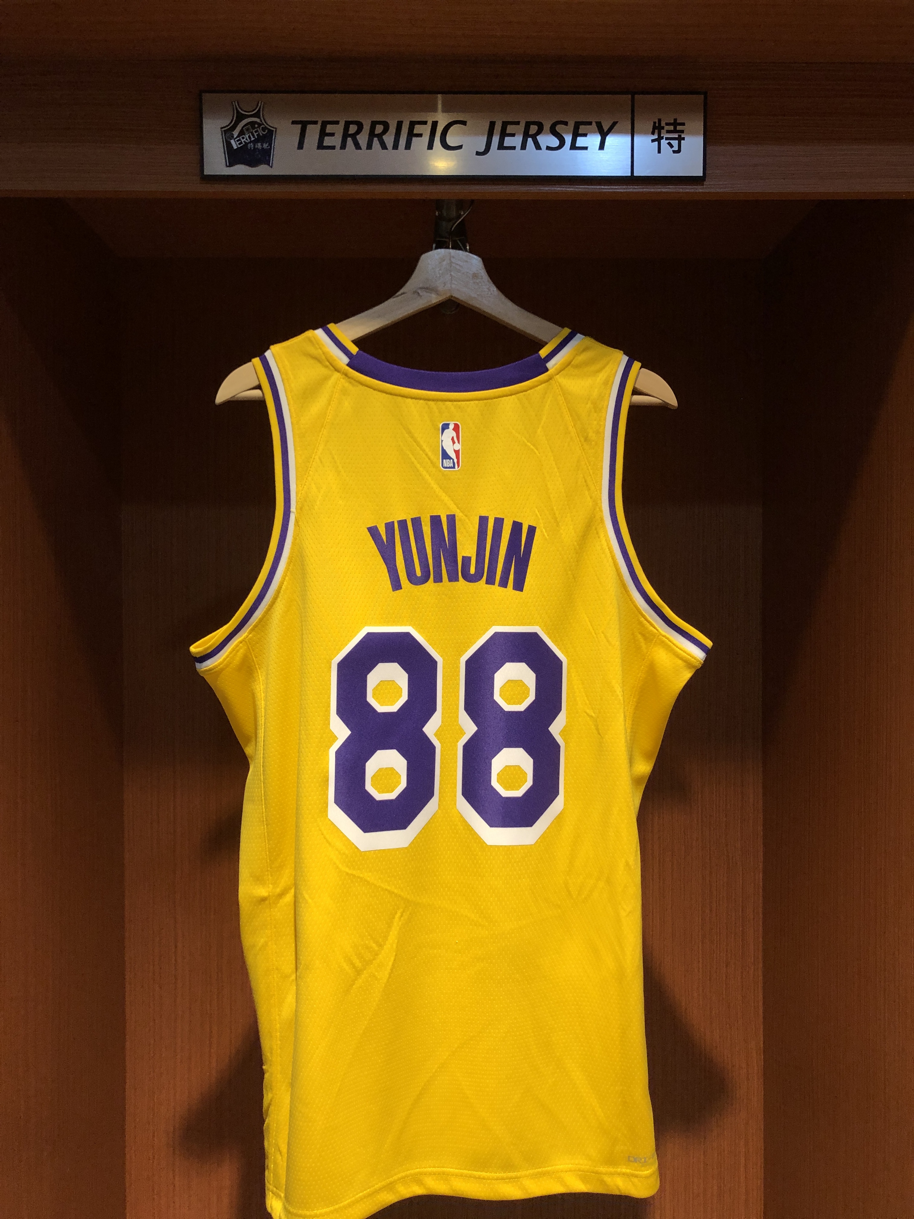 NBA球衣 Yunjin #88 LE SSERAFIM 洛杉磯湖人黃 Icon Nike Swingman 球迷版 熱轉印 全新