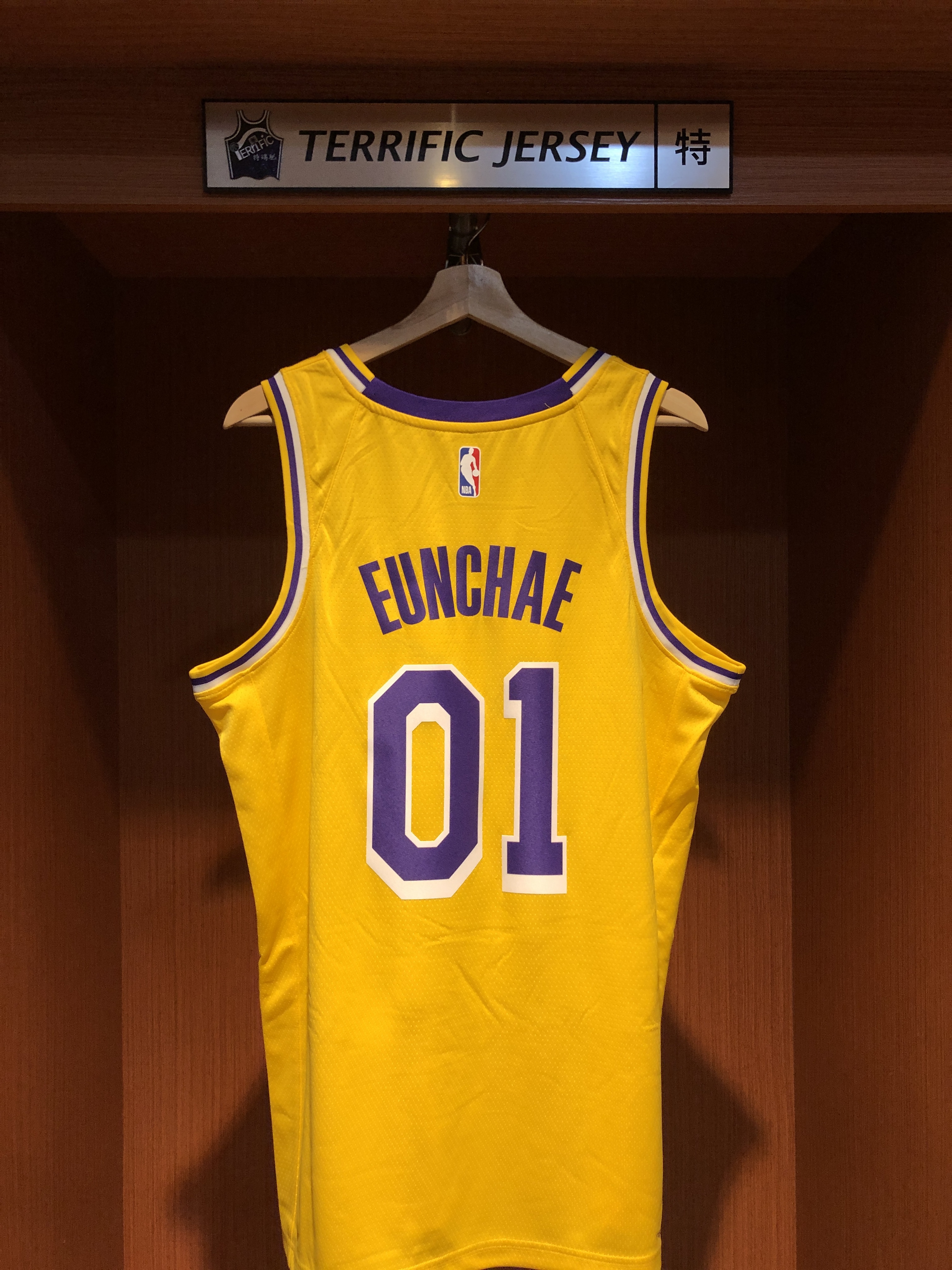 NBA球衣 Eunchae #01 LE SSERAFIM 洛杉磯湖人黃 Icon Nike Swingman 球迷版 熱轉印 全新