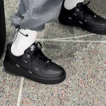 【Luxury】現貨特價 Nike Air Force 1  黑武士小銀鉤 女款  銀色勾勾 銀勾 小金勾 af 空運一號 HQ1180-001 全黑