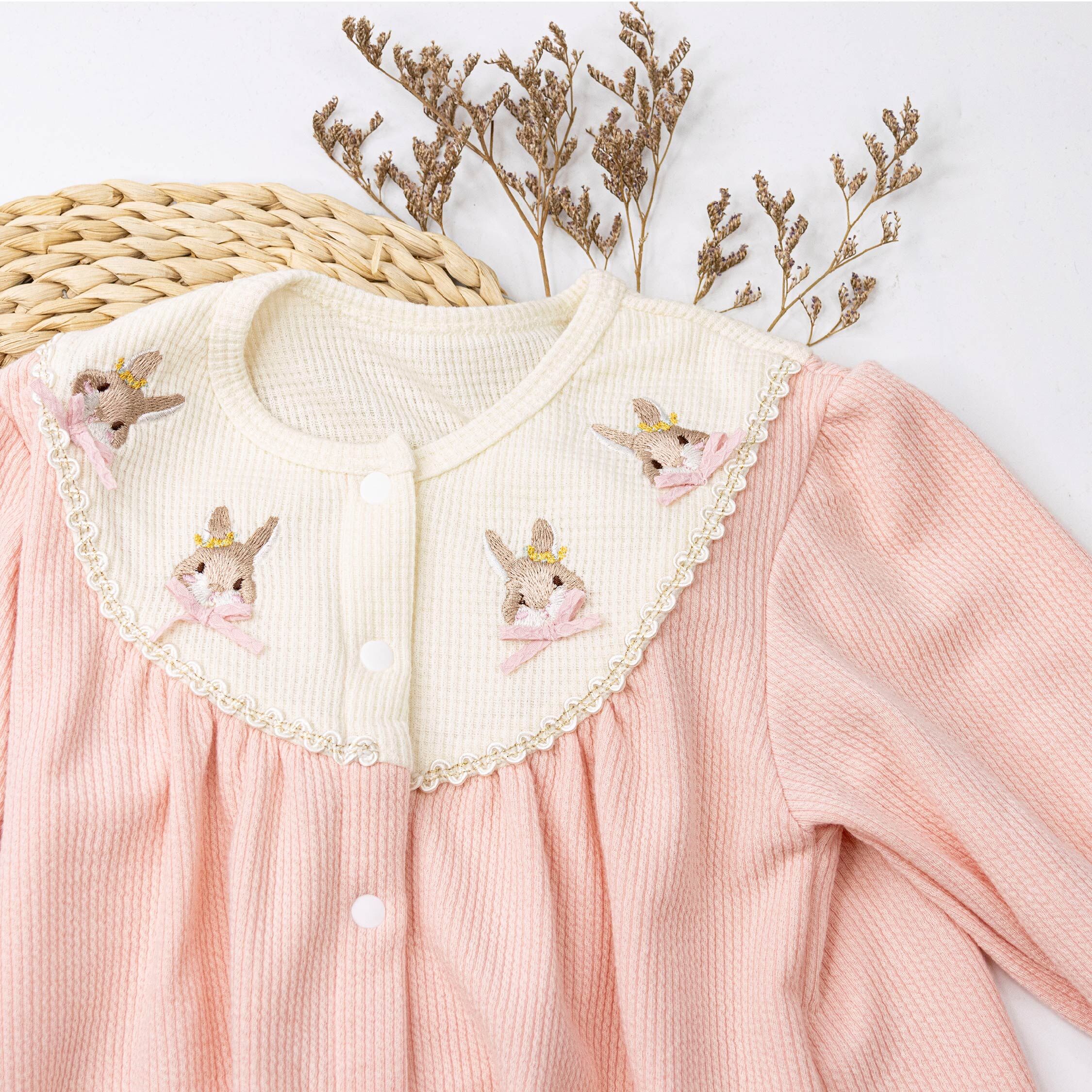 【JG3342】花圈小兔刺繡縮口設計連身衣