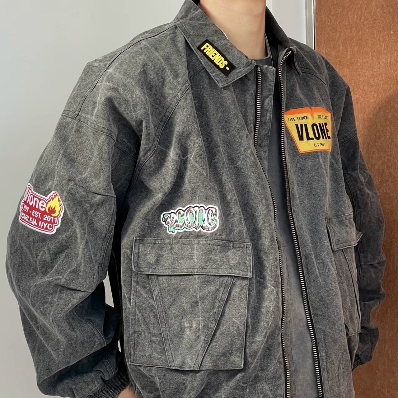 VLone 復古水洗 仿舊 彩色塗鴉貼布刺繡 背後大V 立領飛行外套 夾克 深灰色 / 軍綠色