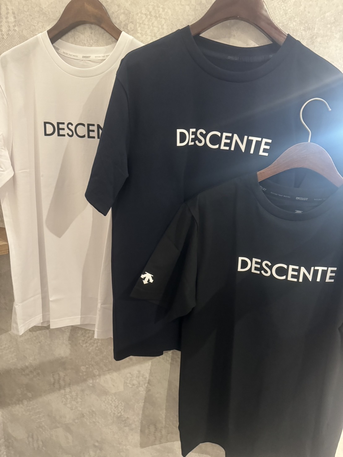 Descente 迪桑特 經典字母 短袖上衣 短T