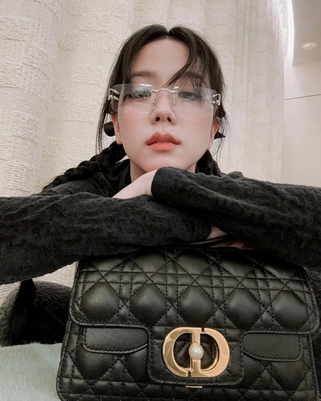 Blackpink Jisoo 着用：Cartier Signature C 無框眼鏡