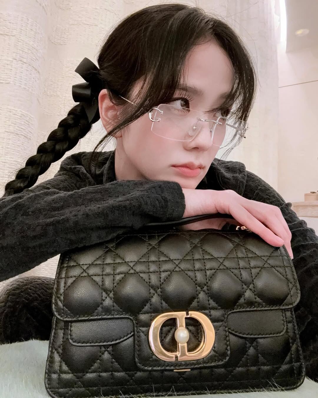 Blackpink Jisoo 着用：Cartier Signature C 無框眼鏡