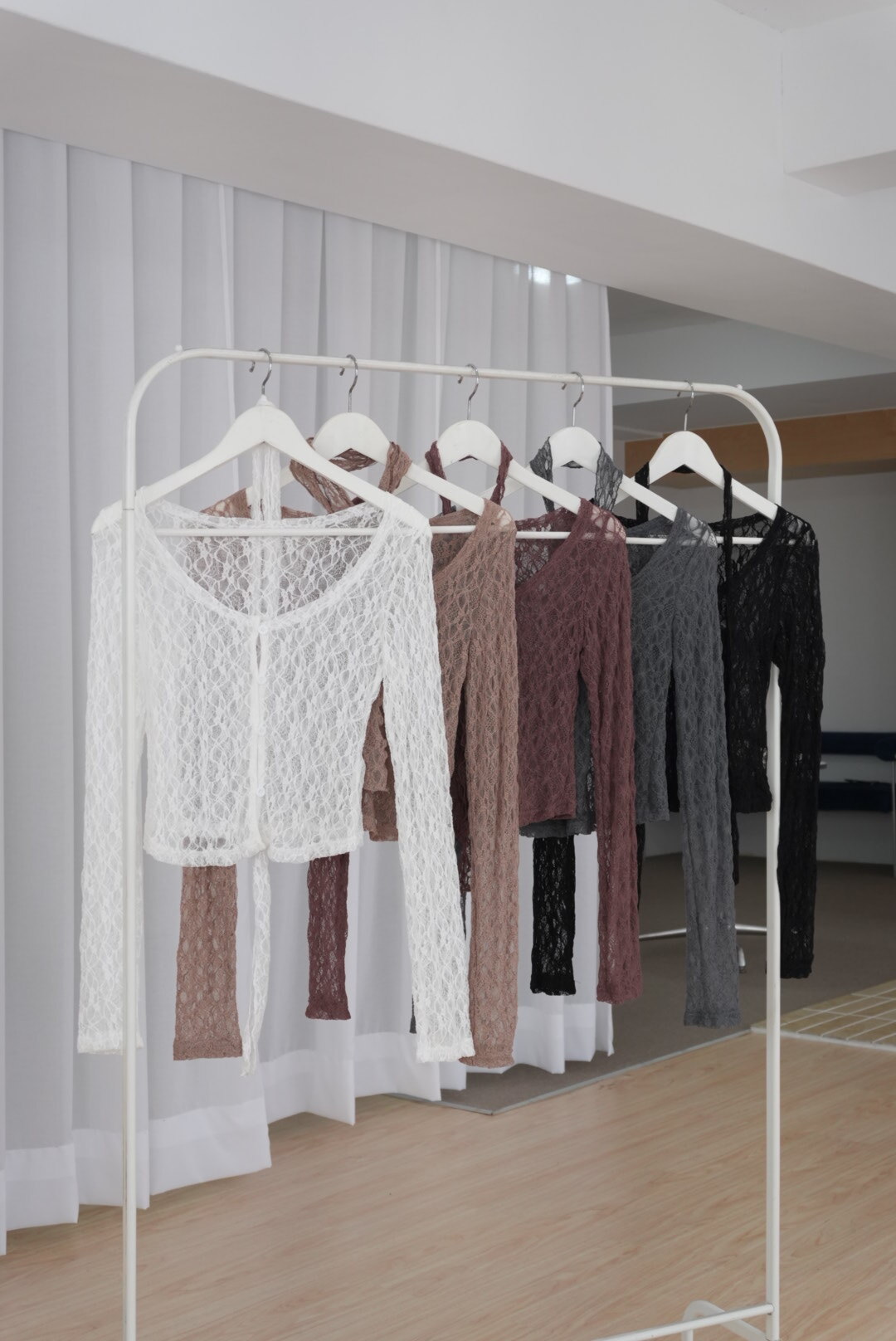 顏色超齊!巴黎序曲蕾絲透膚上衣