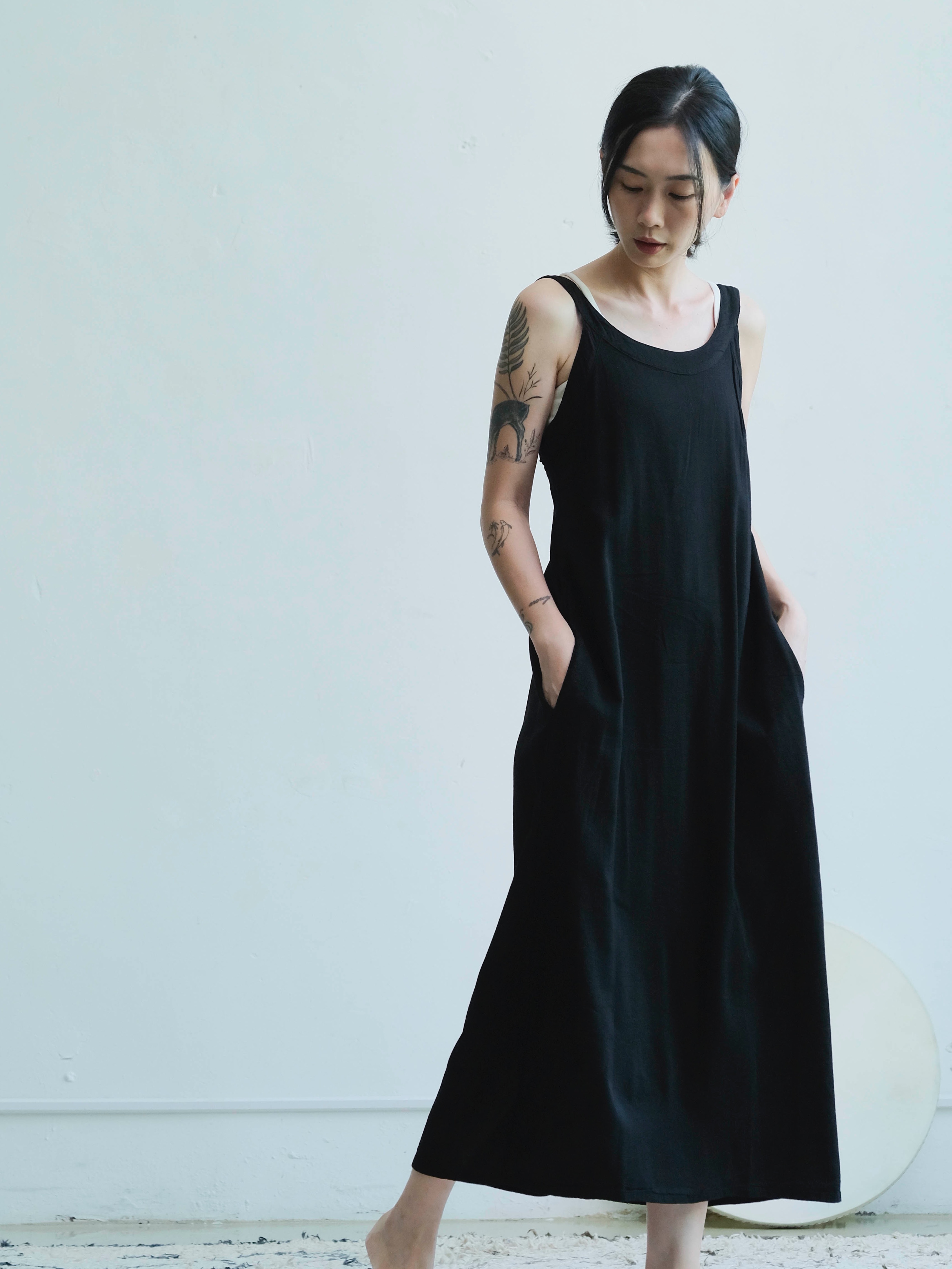 彈性低背圓領洋裝 / 嫘縈 黑