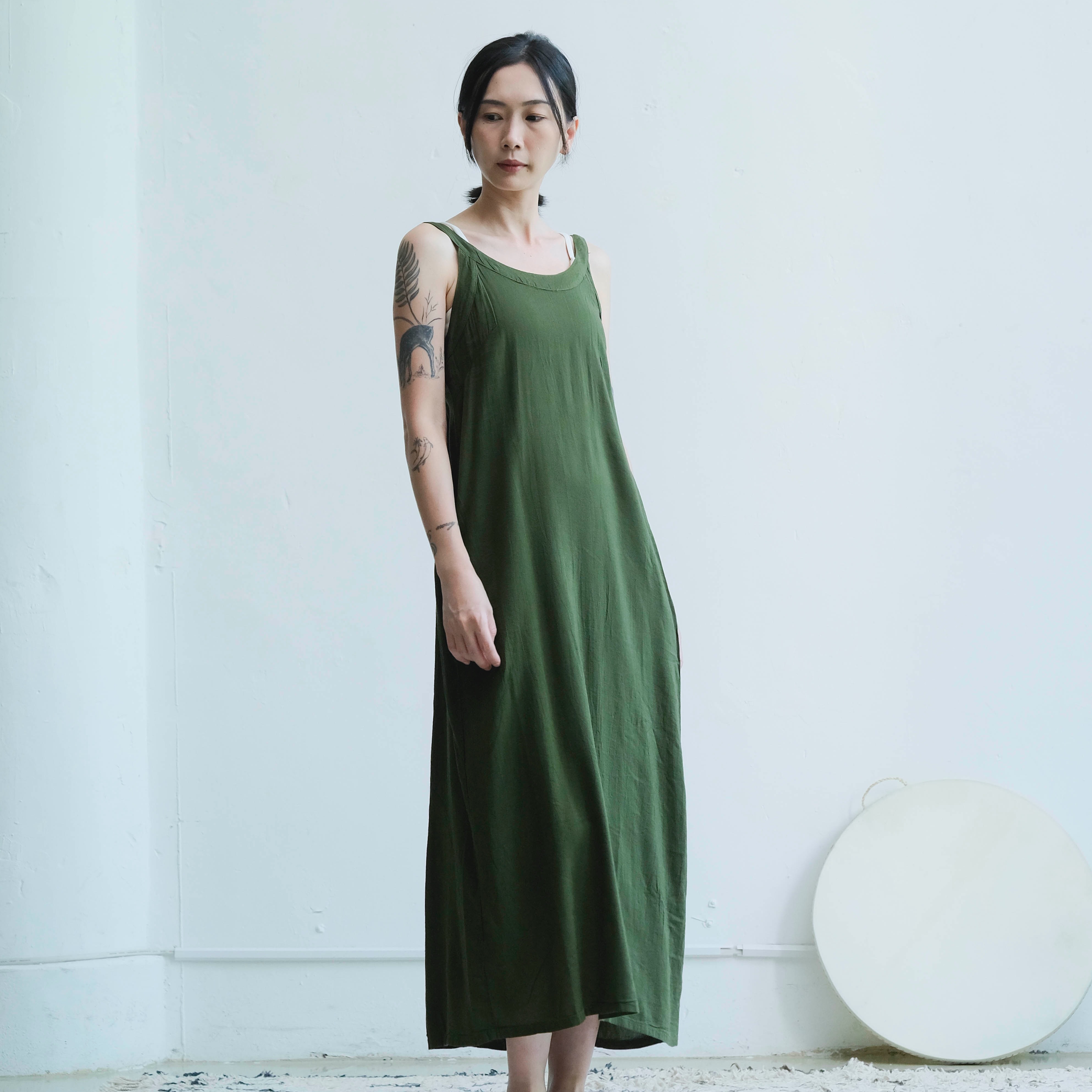 彈性低背圓領洋裝 / 嫘縈 橄欖綠