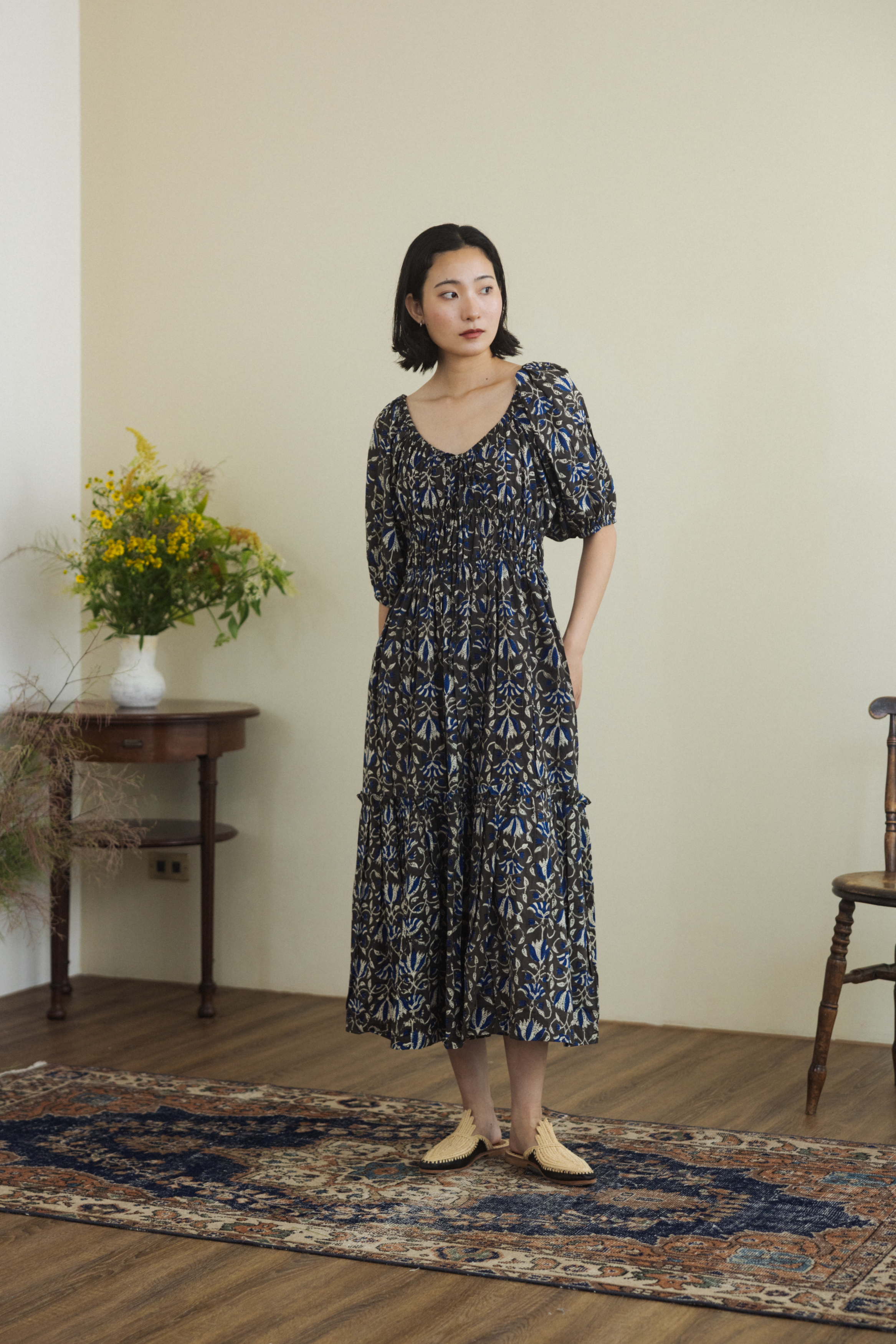 鬆緊帶領口腰身短袖洋裝_黑藍