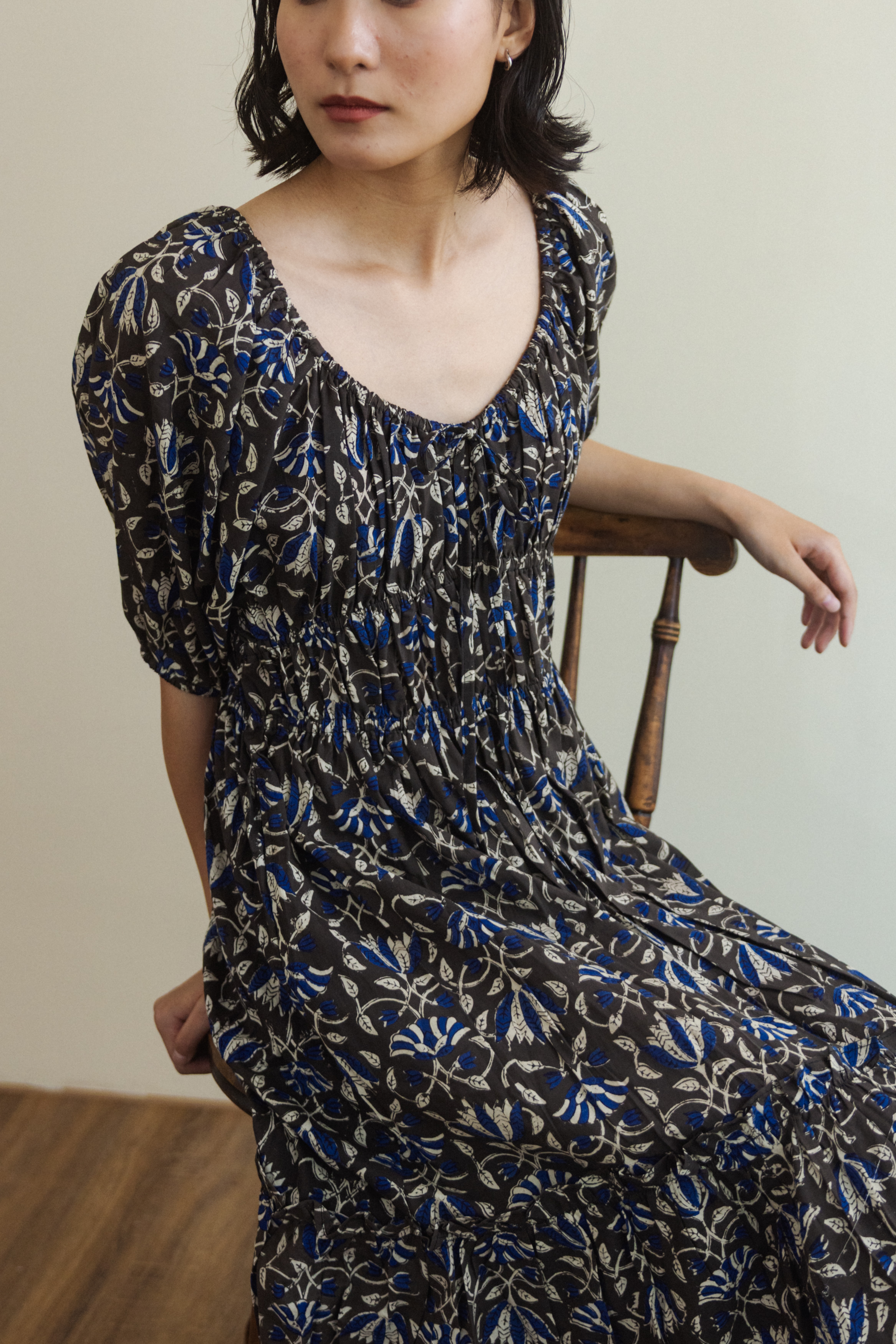 鬆緊帶領口腰身短袖洋裝_黑藍